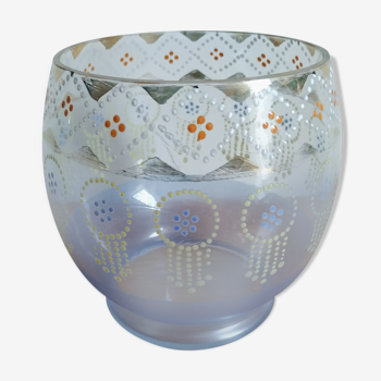 Vase boule en verre émaillé au décor de perles et de guirlandes