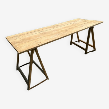 Table and trestles fir tray