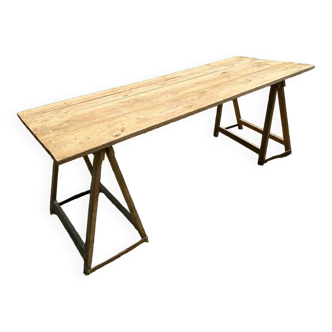 Table and trestles fir tray