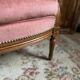 Petit fauteuil Louis XVI en velours vieux rose, assise déhoussable – Chic et confortable