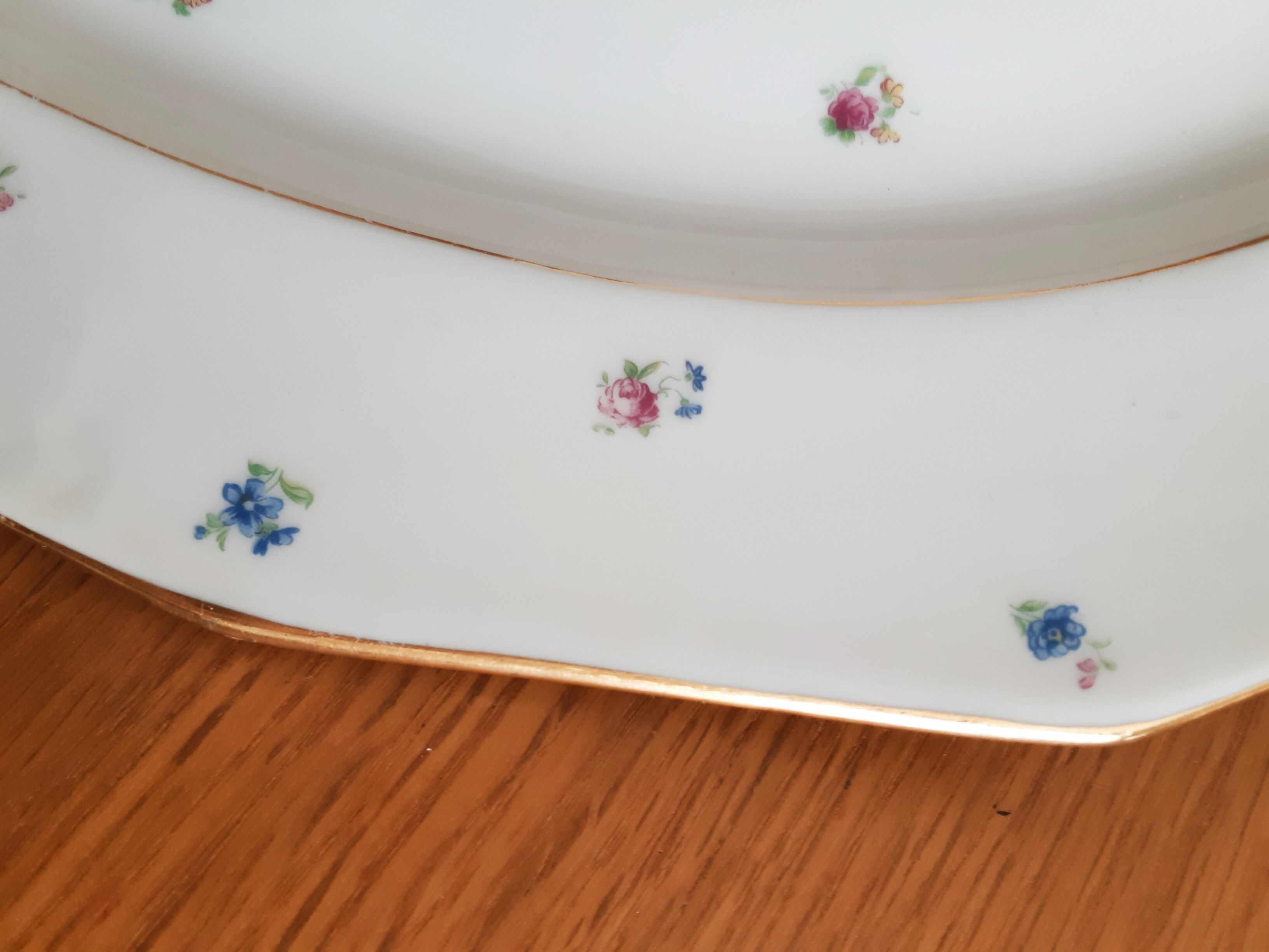 Oval dishes in floral porcelain and gold