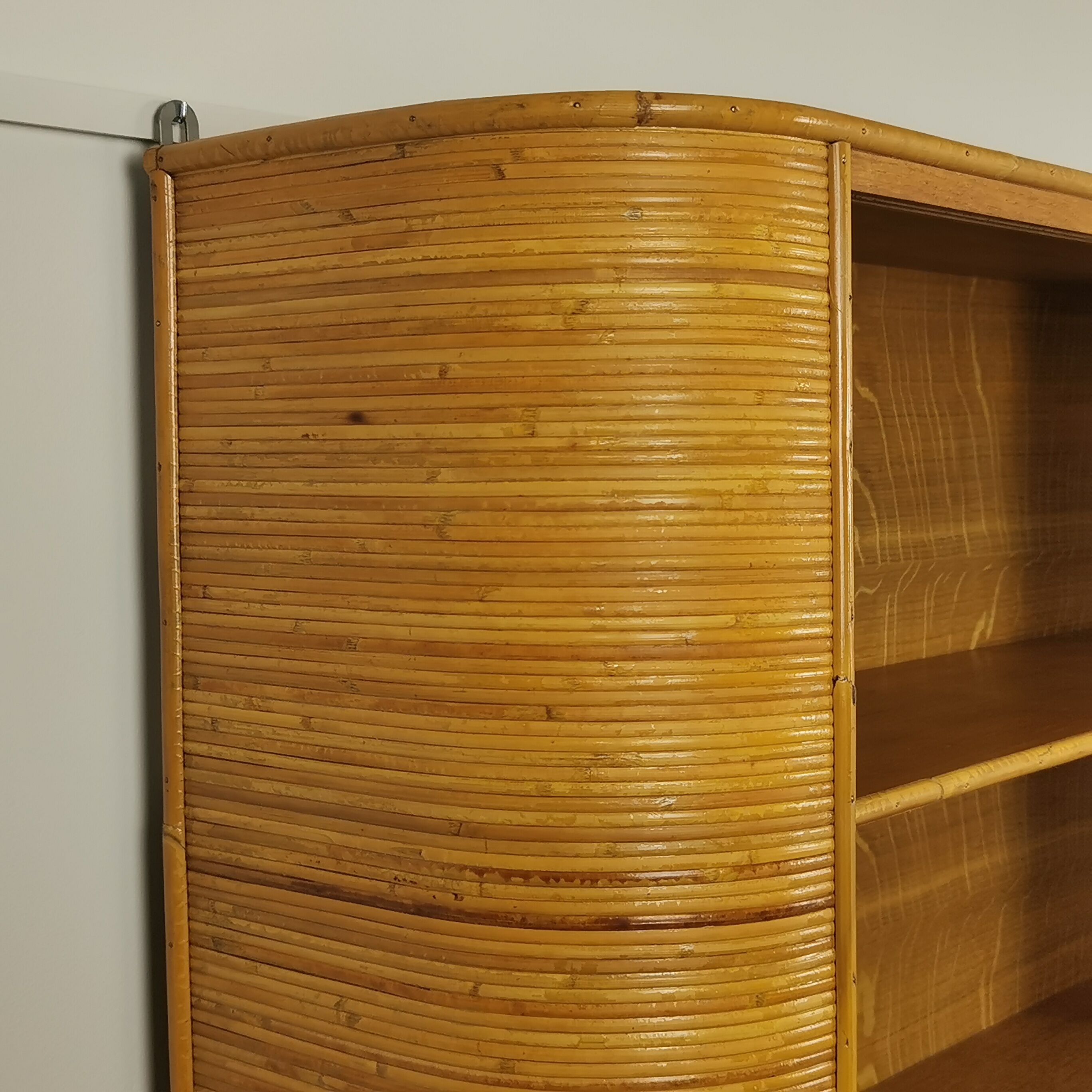 Rattan wall display case 60'