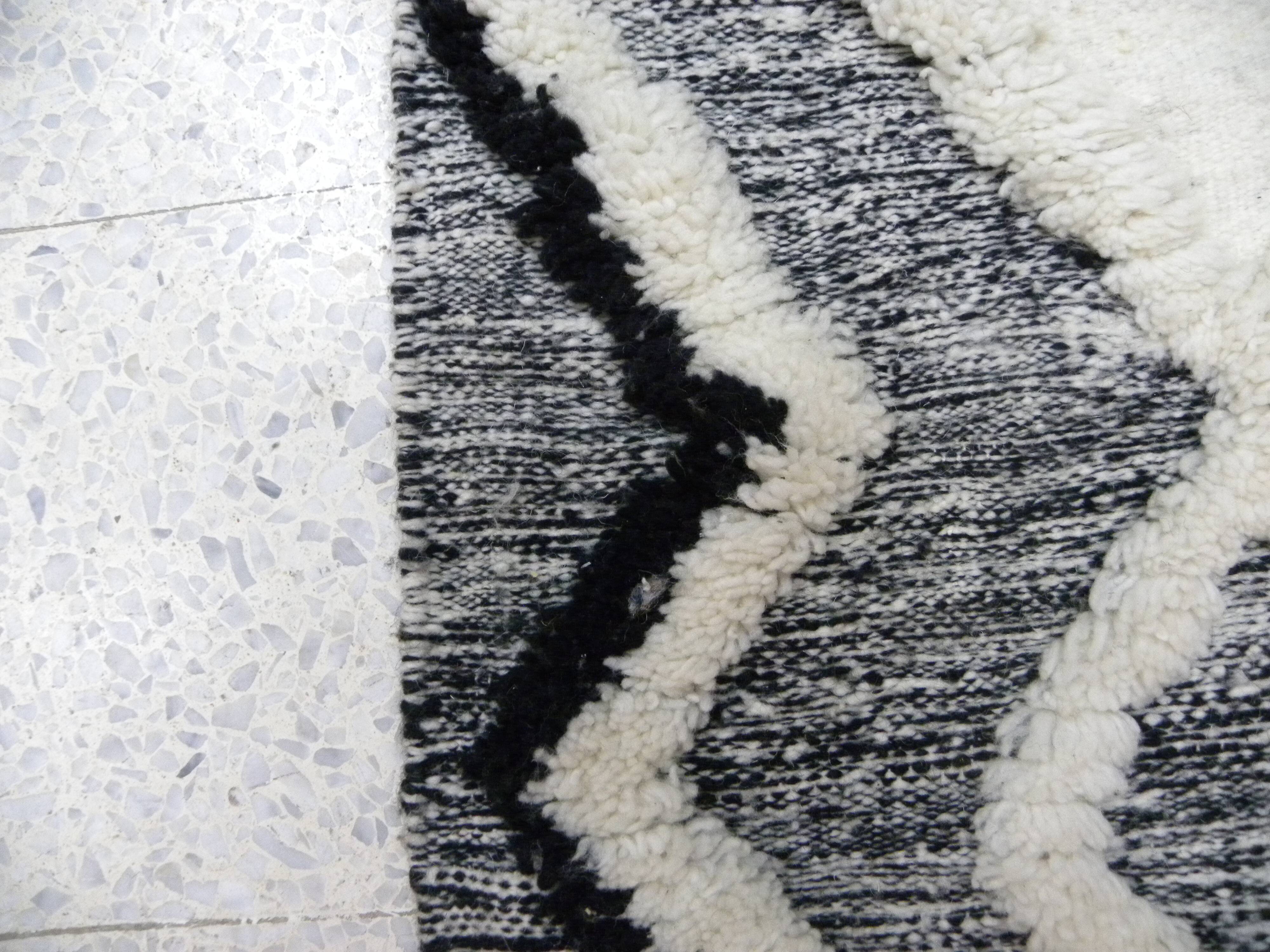 Modern Berber wool rug – Handmade Moroccan rug in grey and ecru.