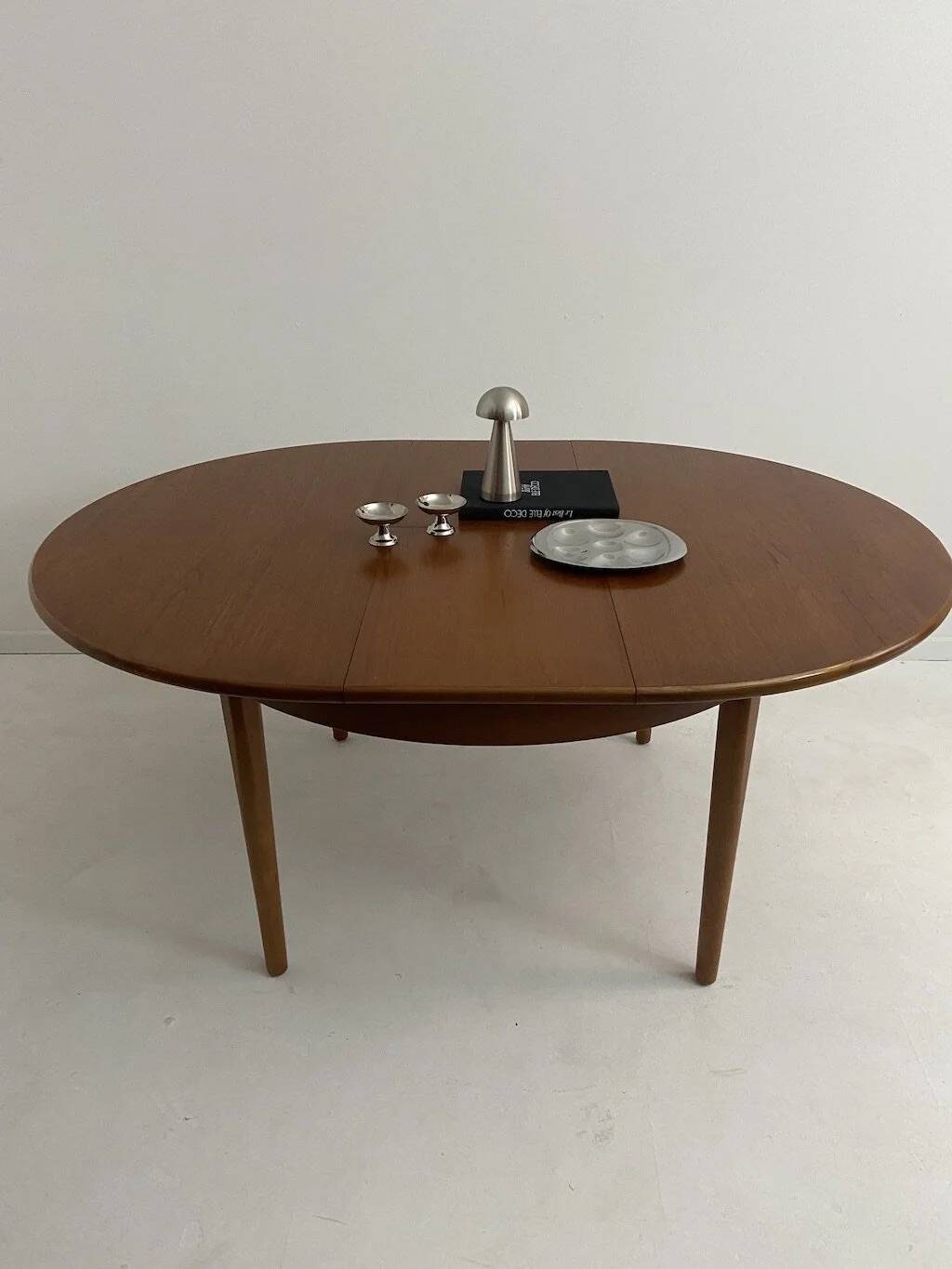 Vintage extendable table by Jentique