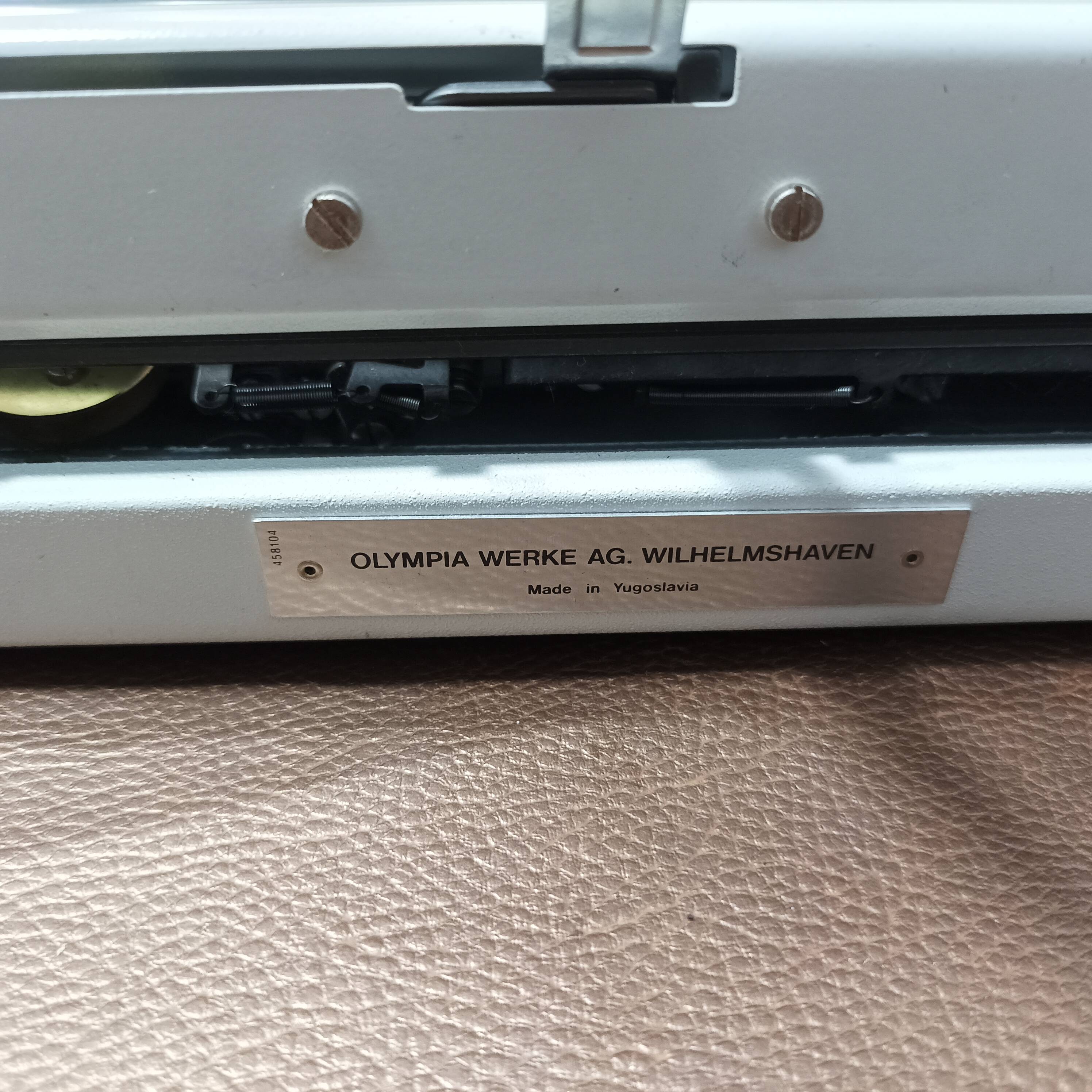 Olympia Traveller de Luxe White Typewriter