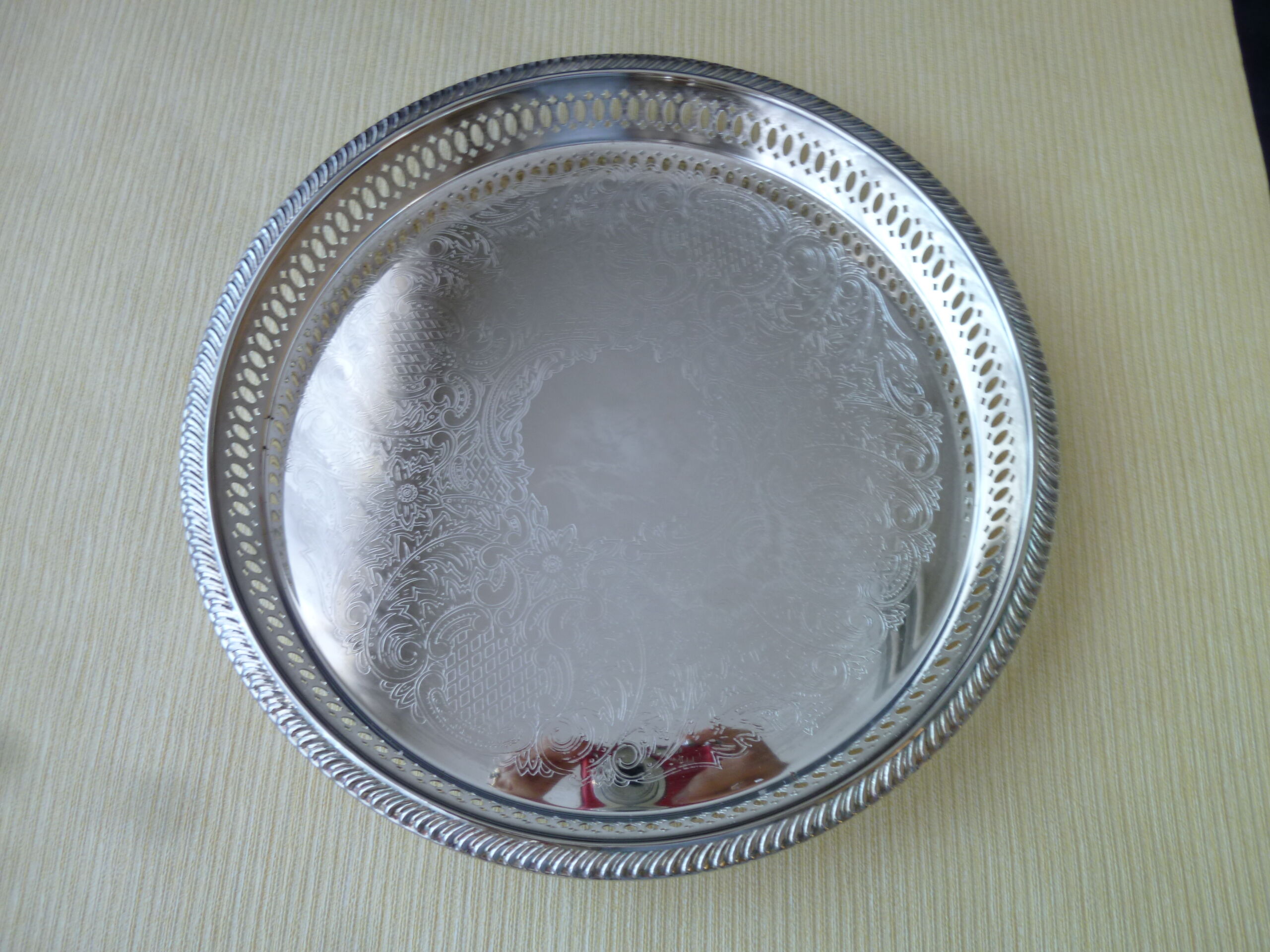 Silver metal serving top28 cm engraved decoration, openwork border