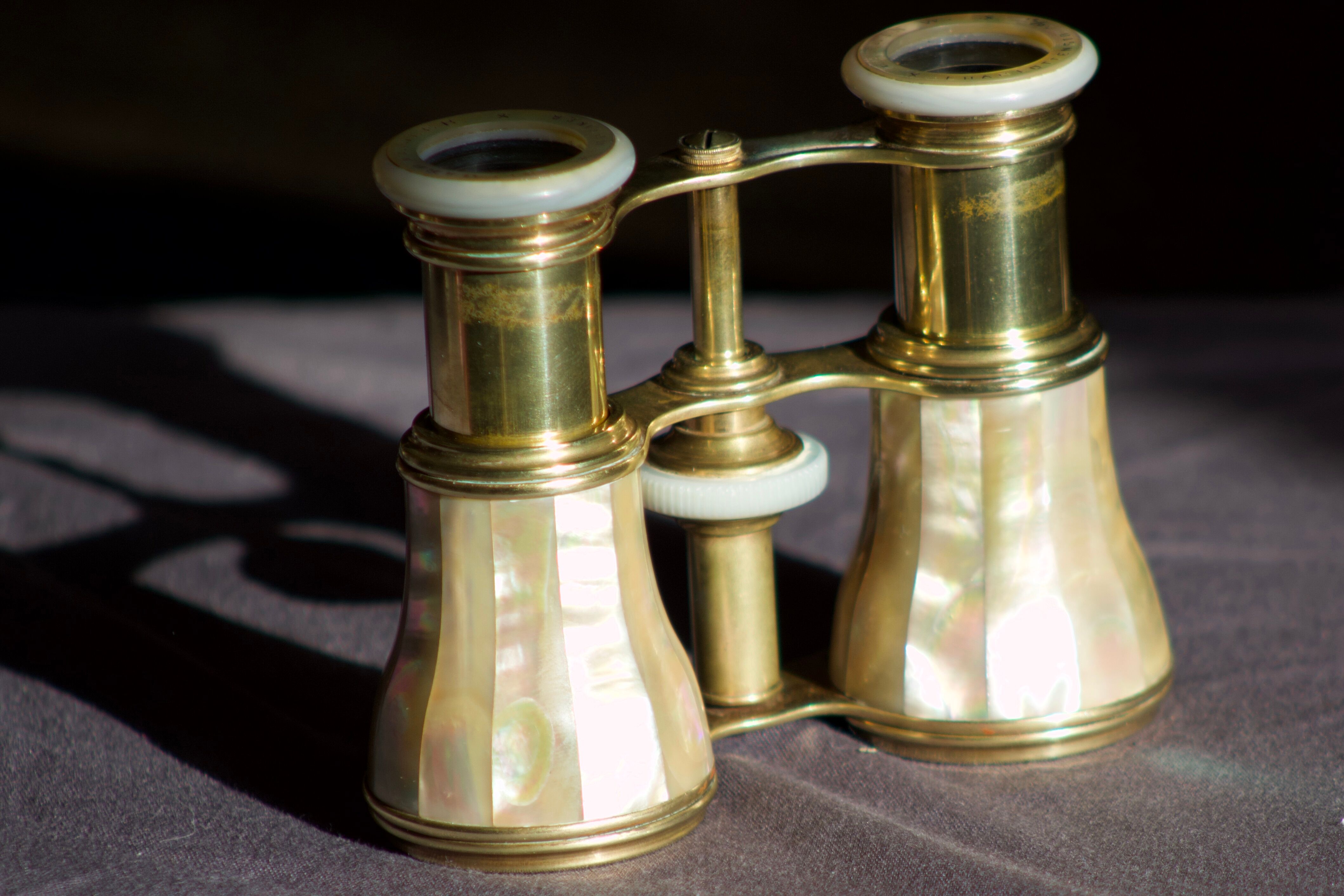 Twins Theatre / Napoleon model opera glasses in Mother-of-pearl and Golden Brass - Authentic