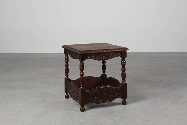 Table d'appoint carrée en chêne sculpté, Belgique, XVIIIe siècle