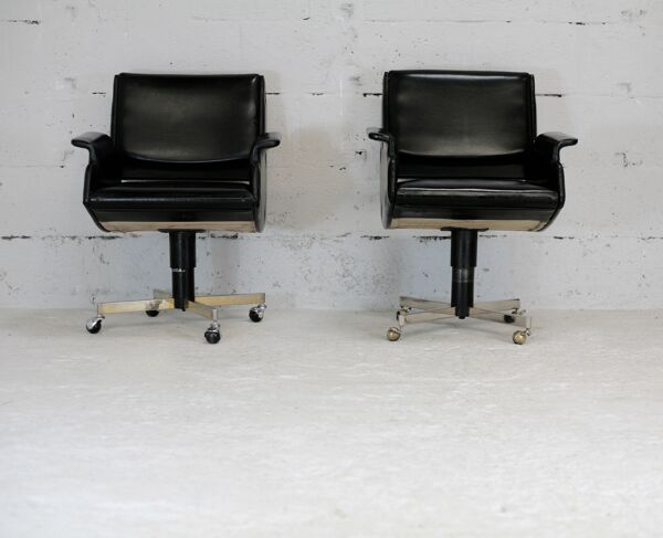 paire De fauteuils Pivotants, Simili-cuir Et Acier, Italie, Circa 1960.