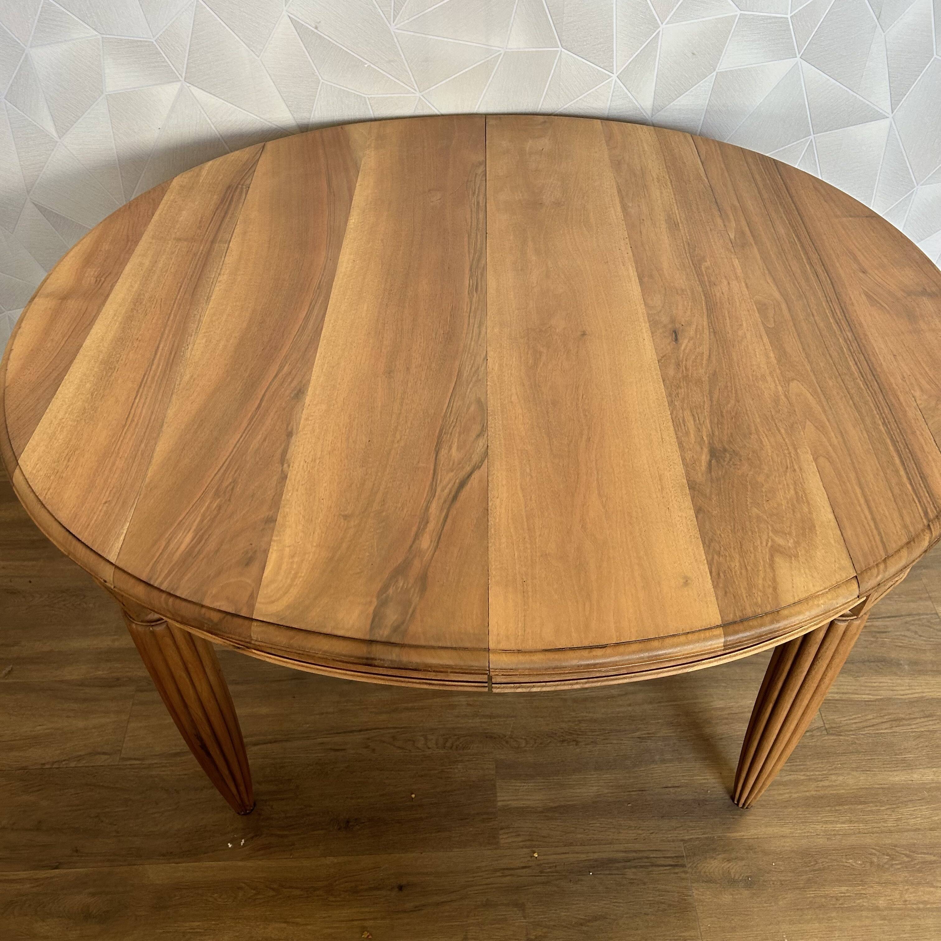 Round dining table with fluted legs in solid wood