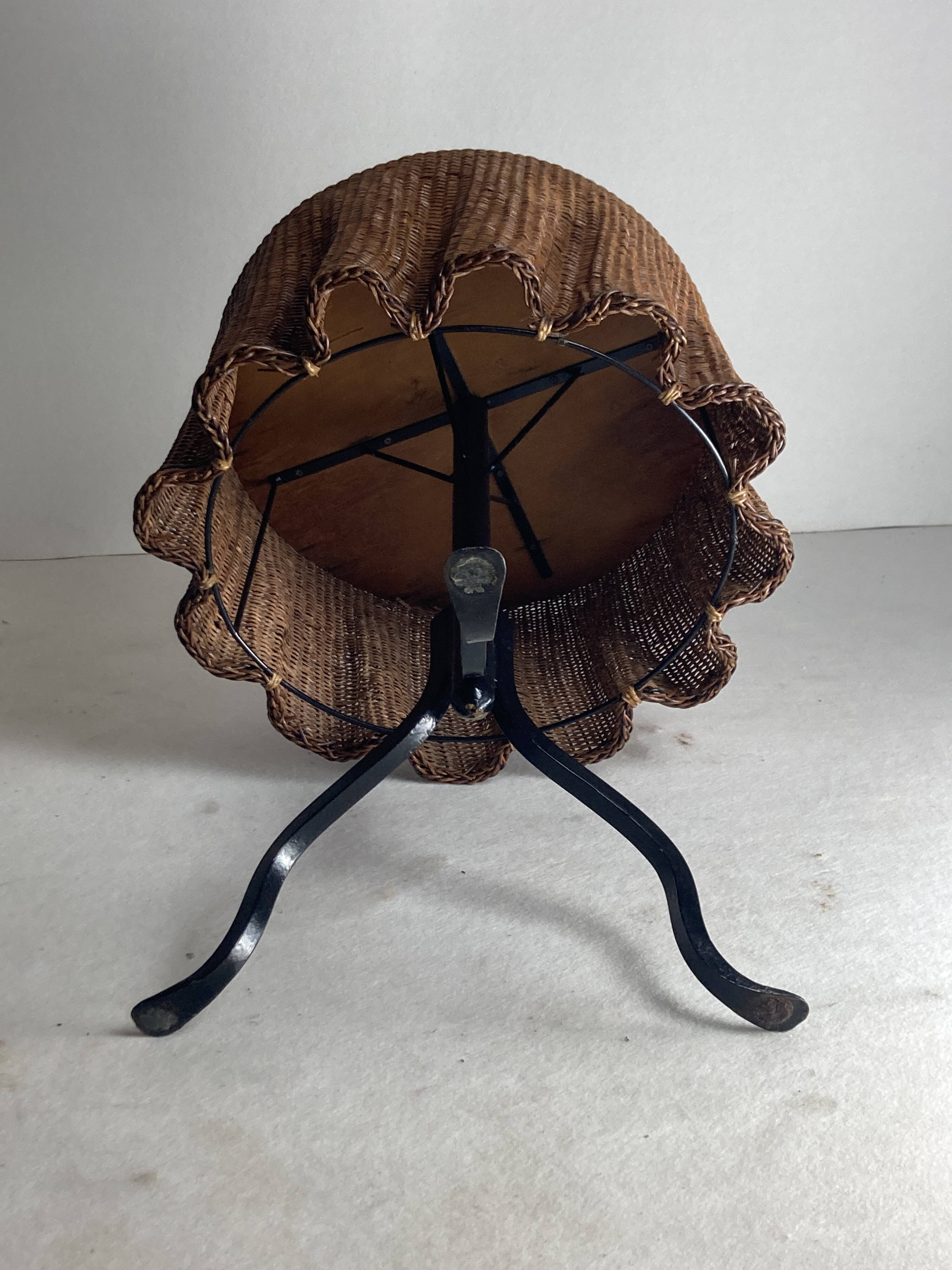 Table d'appoint ondulée en trompe-l'oeil en osier et rotin, 1960