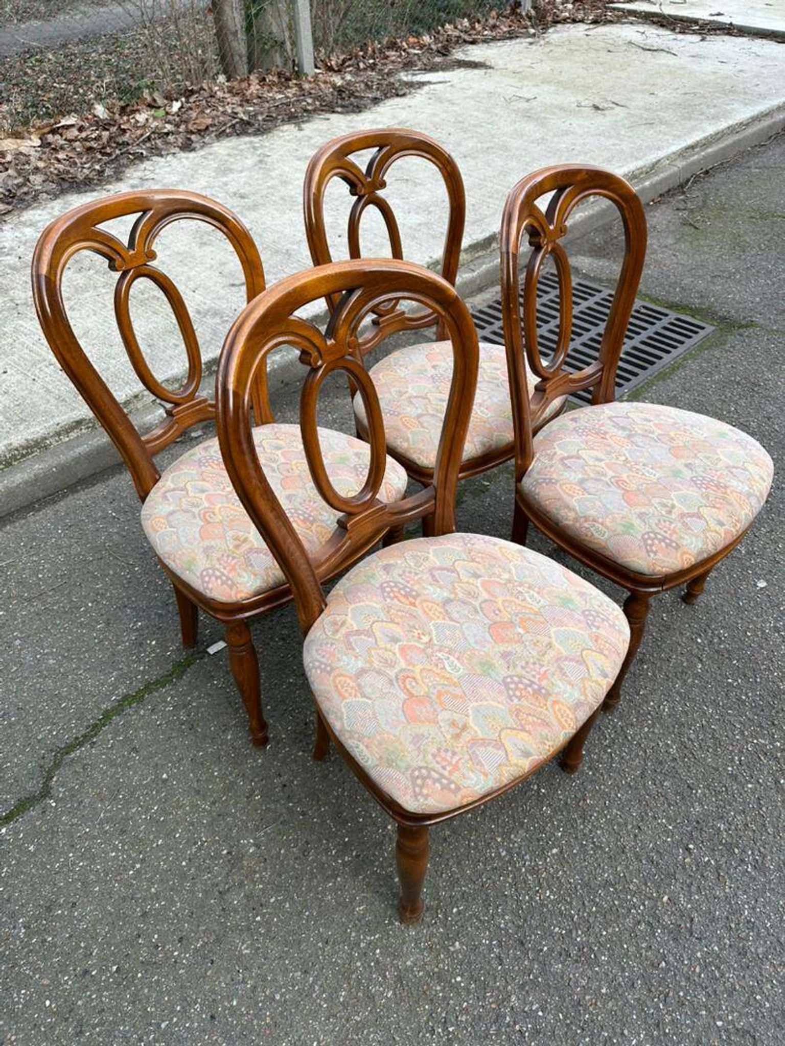 4 Louis Philippe chairs in solid wood and floral fabric.