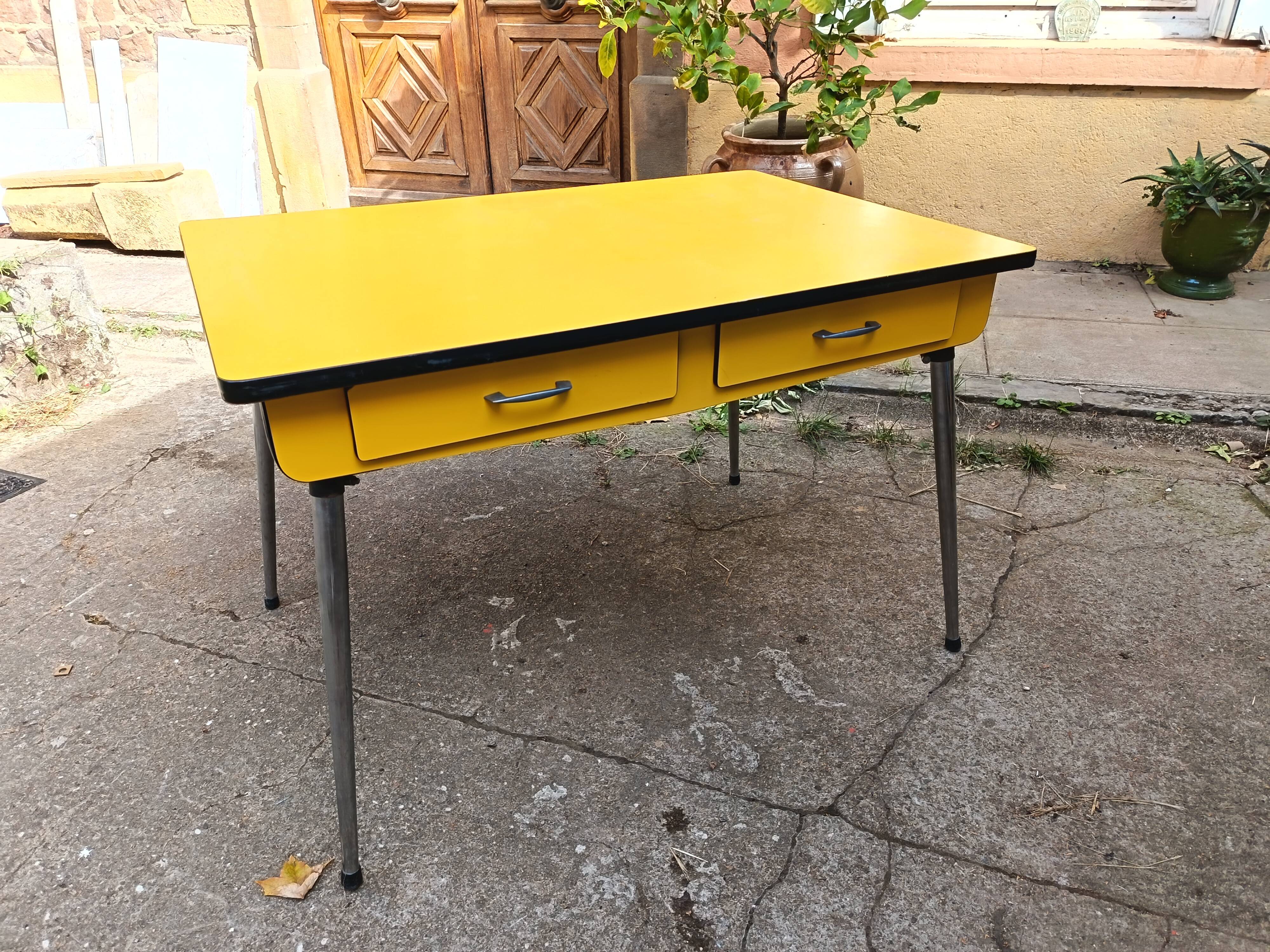 Table en formica jaune vif années 70