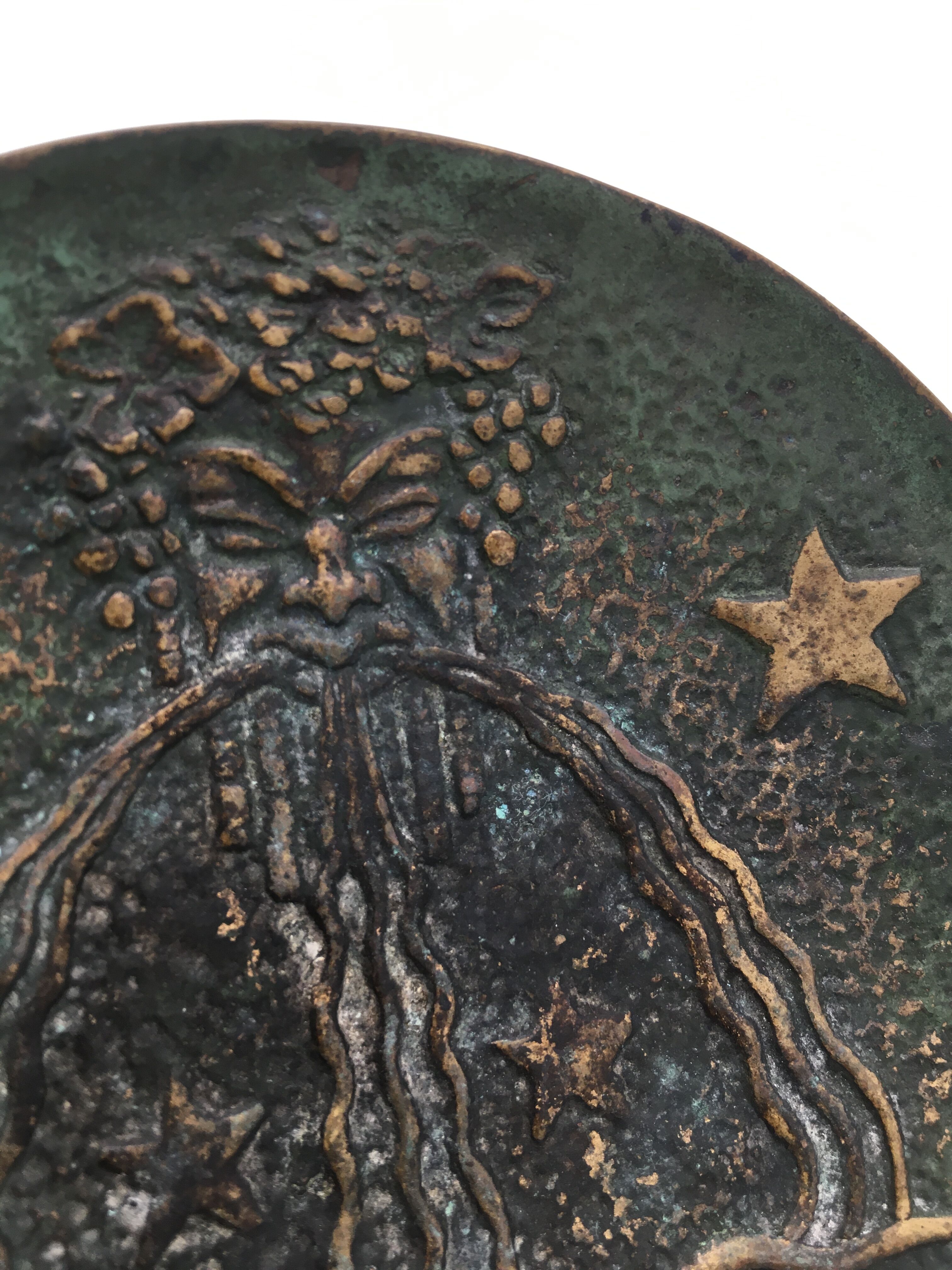 Max Le Verrier bronze trinket bowl, decoration of the sign of the zodiac Aquarius, 1930/1940