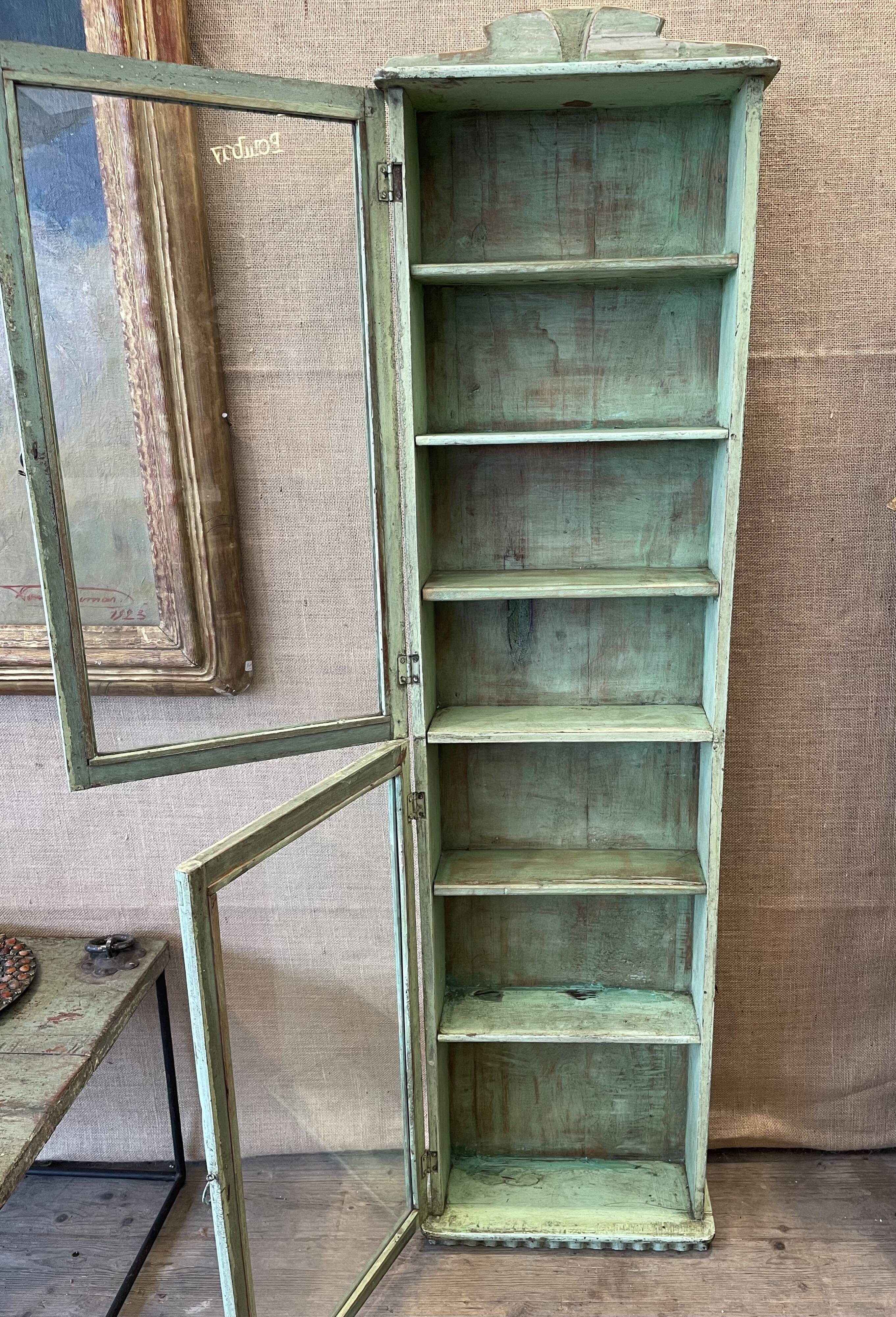Petite vitrine en bois laqué vert