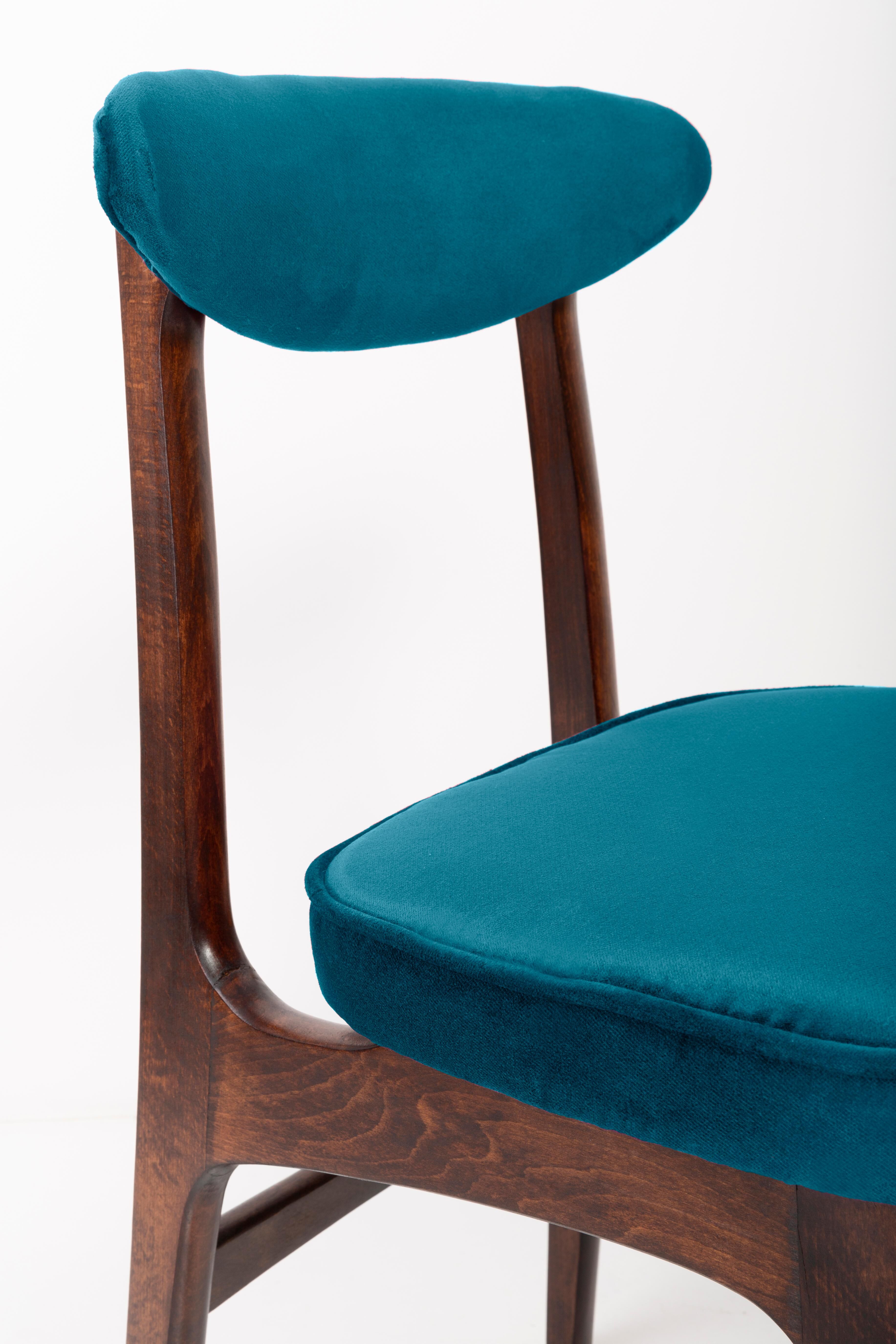 Chaise vintage en velours bleu pétrole conçue par Rajmund Hałas, Europe, années 1960