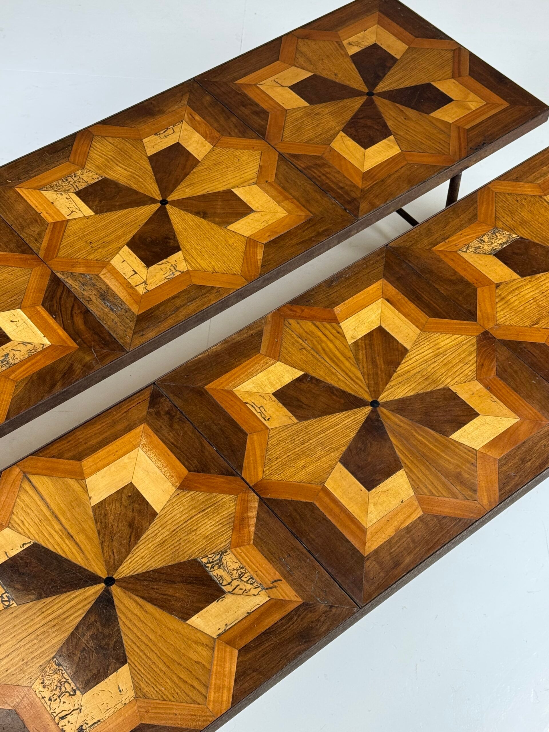 Tables basses en marqueterie (ensemble) 19e siècle