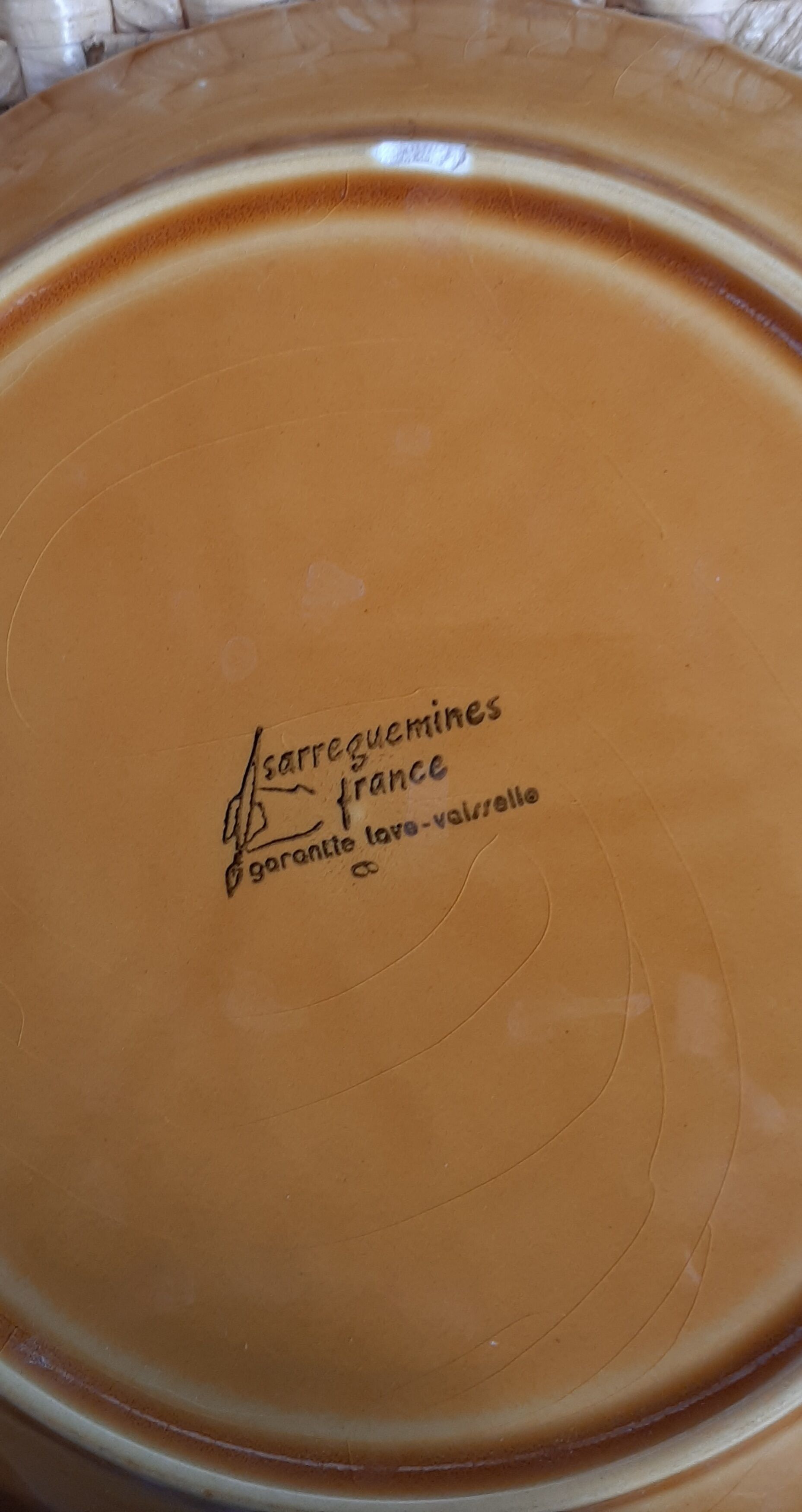 Lot de 2 assiettes en barbotine