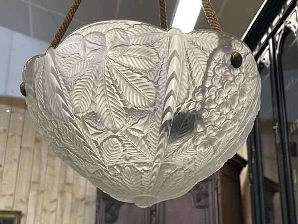 Suspension en verre blanc d'époque Art déco dans le goût de Lalique