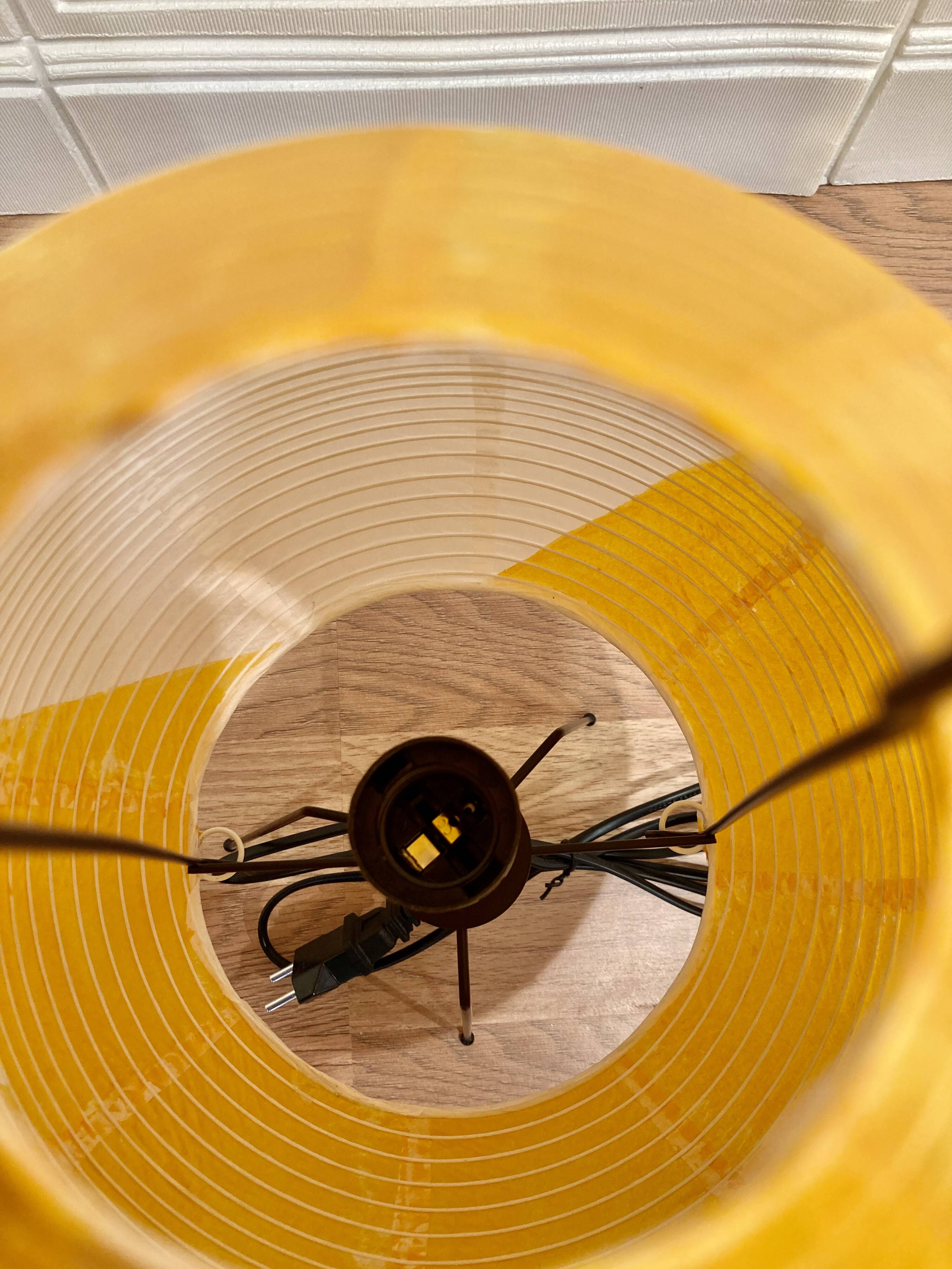 Lampe jaune "design papier et métal".