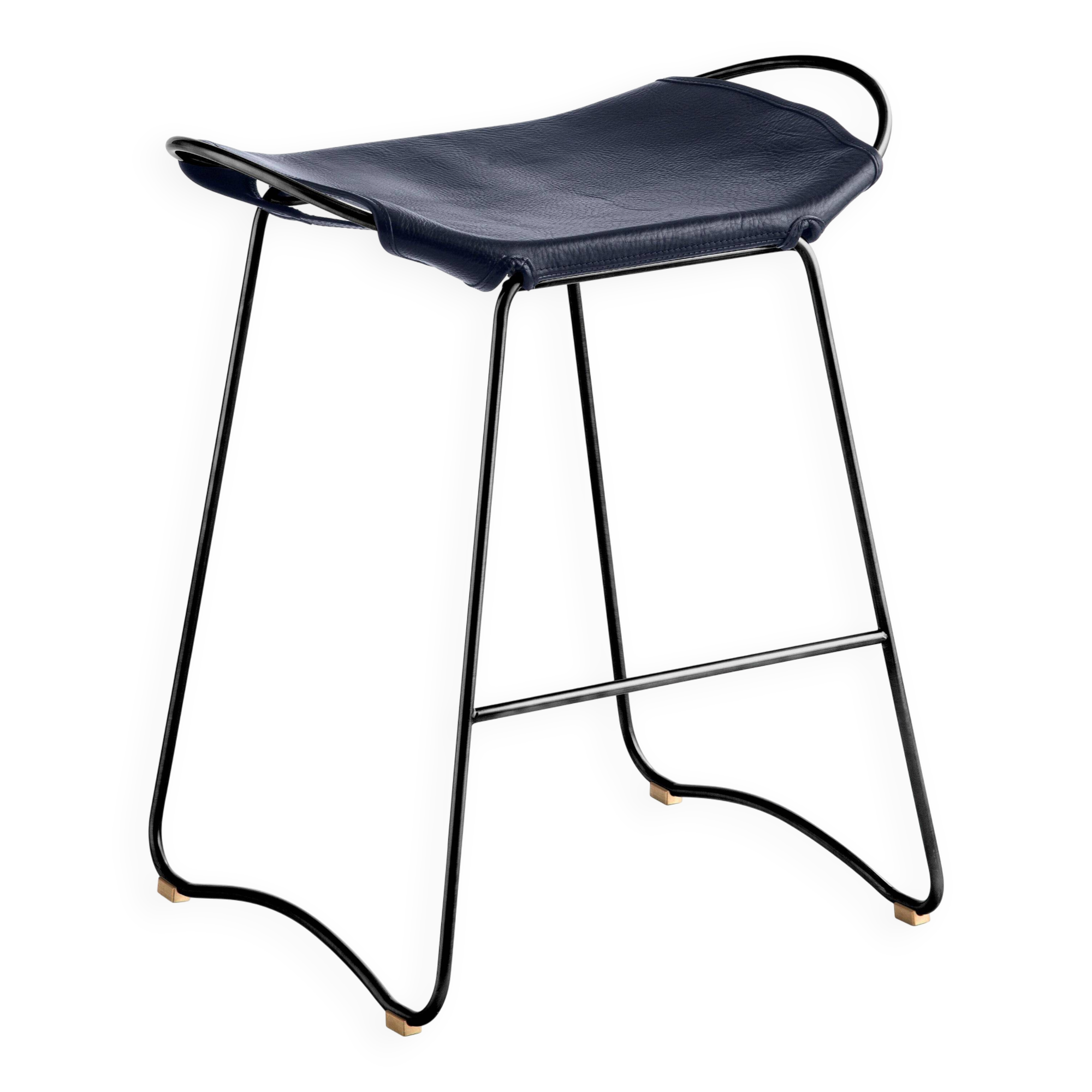 Tabouret de bar contemporain sculptural organique en métal fumé noir et cuir bleu marine