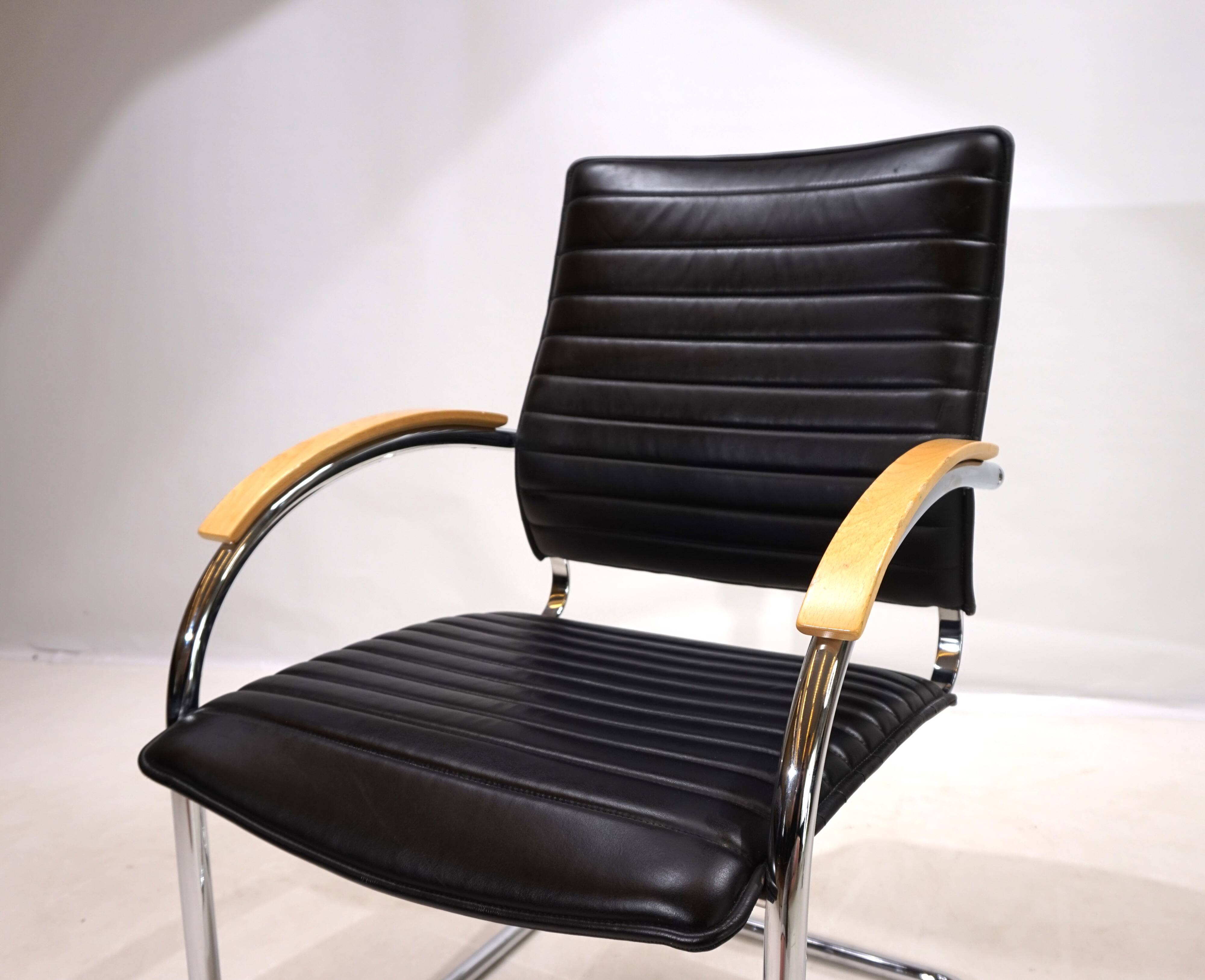 Chaise de salle à manger/conférence en cuir Thonet S74 par Josef Gorica, 1990
