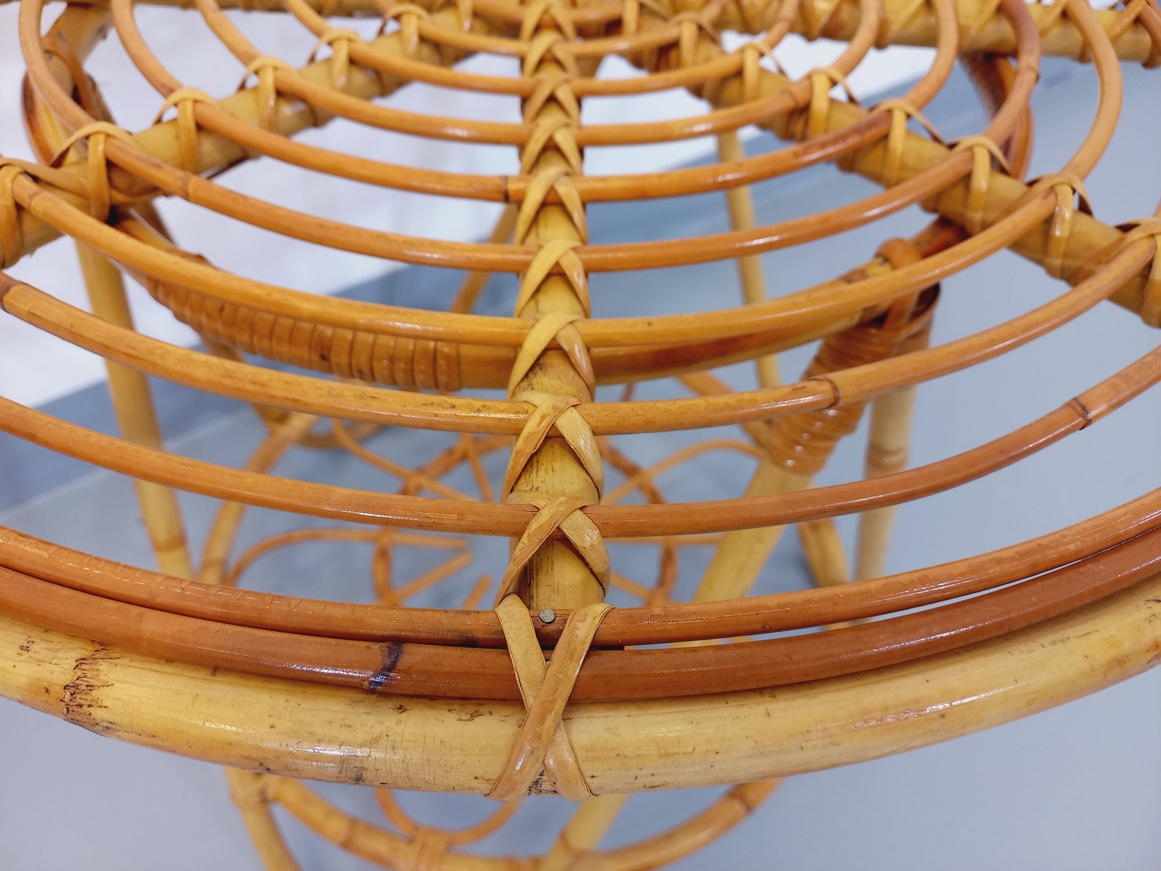 Round coffee table with 60's vintage rattan magazine tray