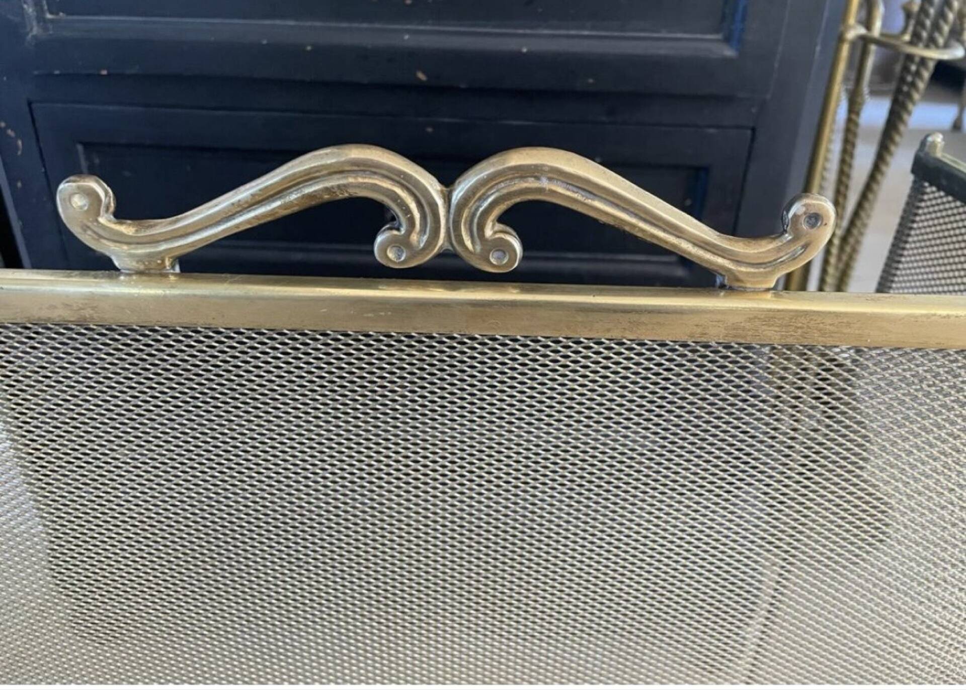 Vintage English fire screen in brass and gilded metal.