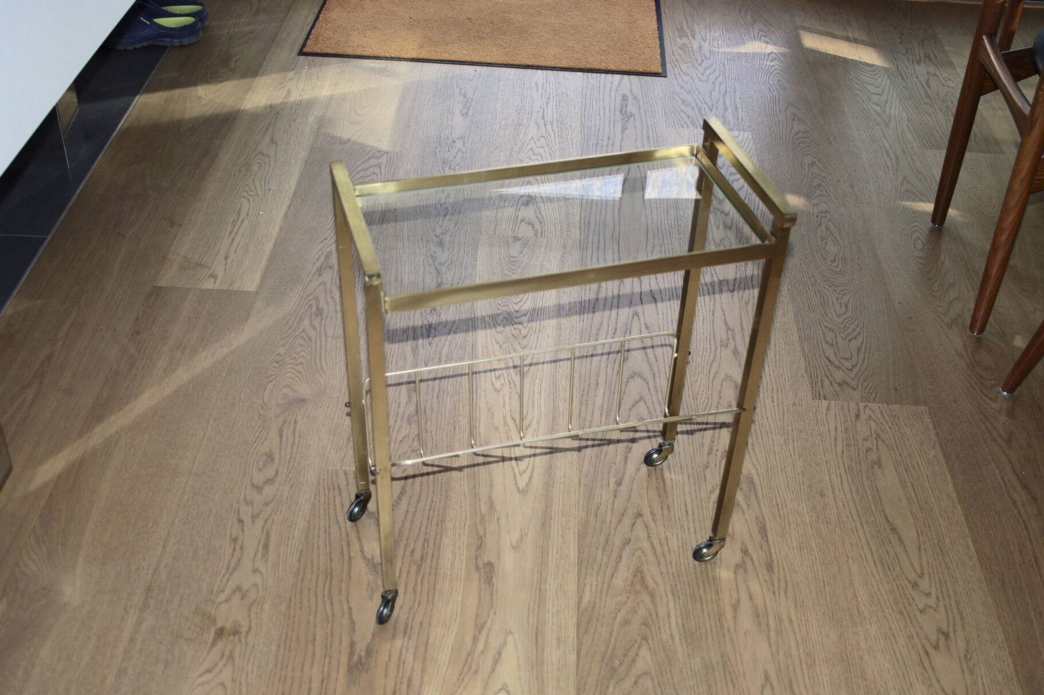 Table d'appoint vintage avec porte revue en laiton et verre