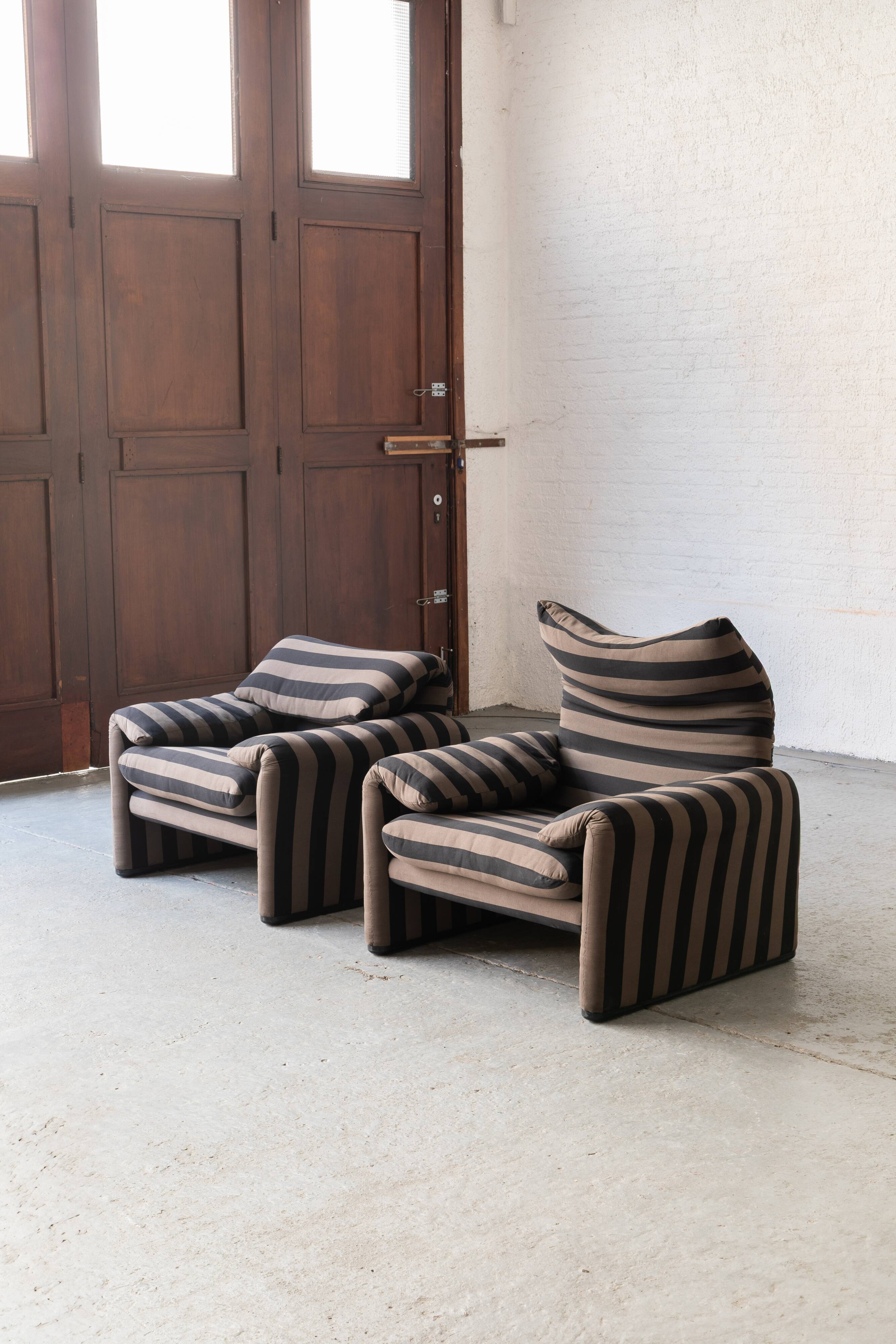 Set of 2 easy chairs 'Maralunga' by Vico Magistretti