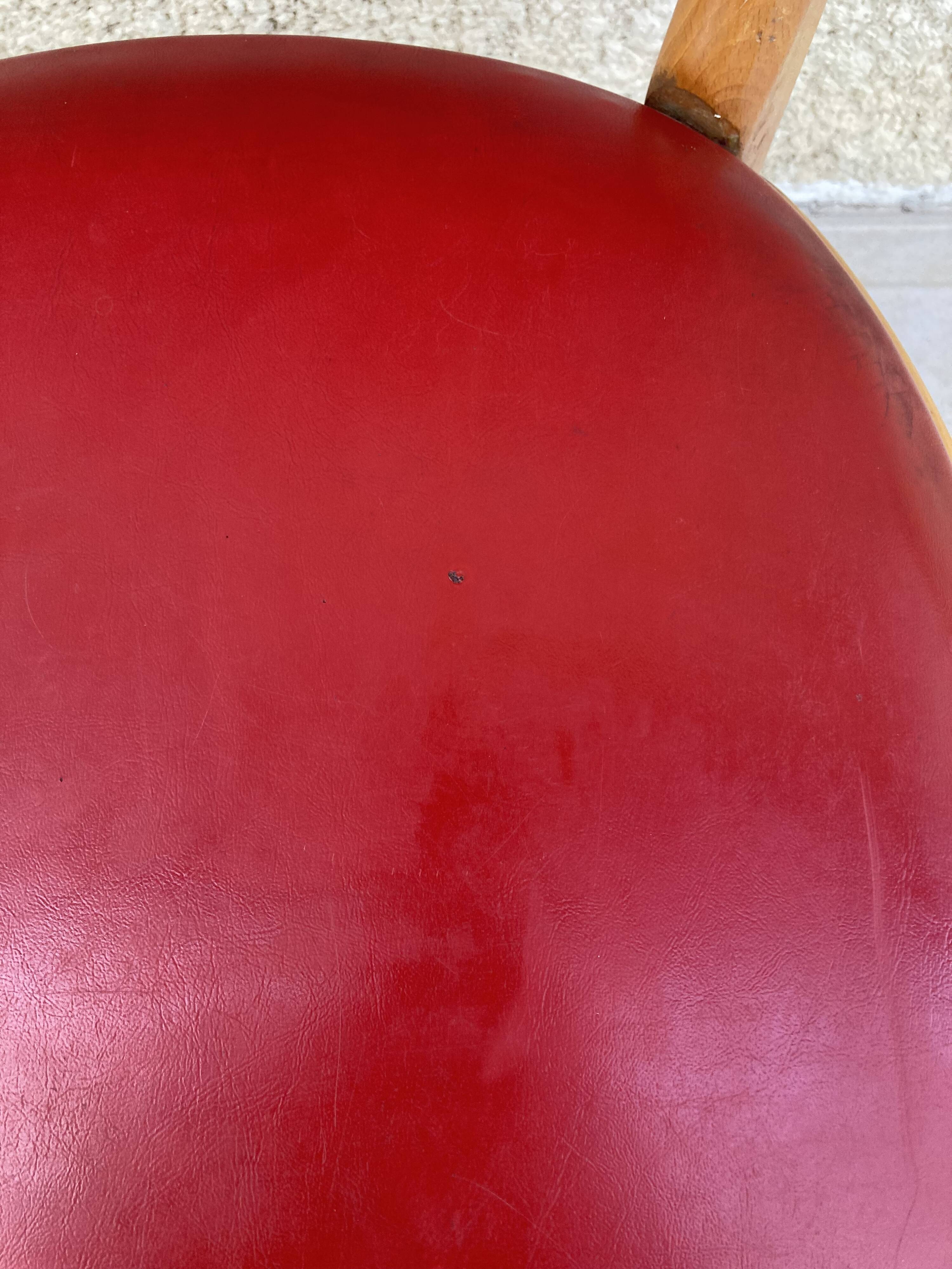 3 chairs in red Skaï
