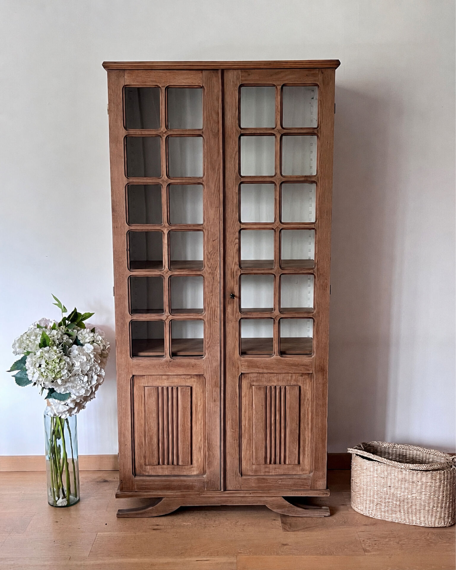 Renovated display cabinet library
