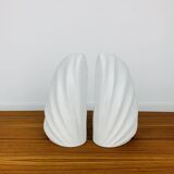 Paire de vases corail en céramique blanche, serre-livres