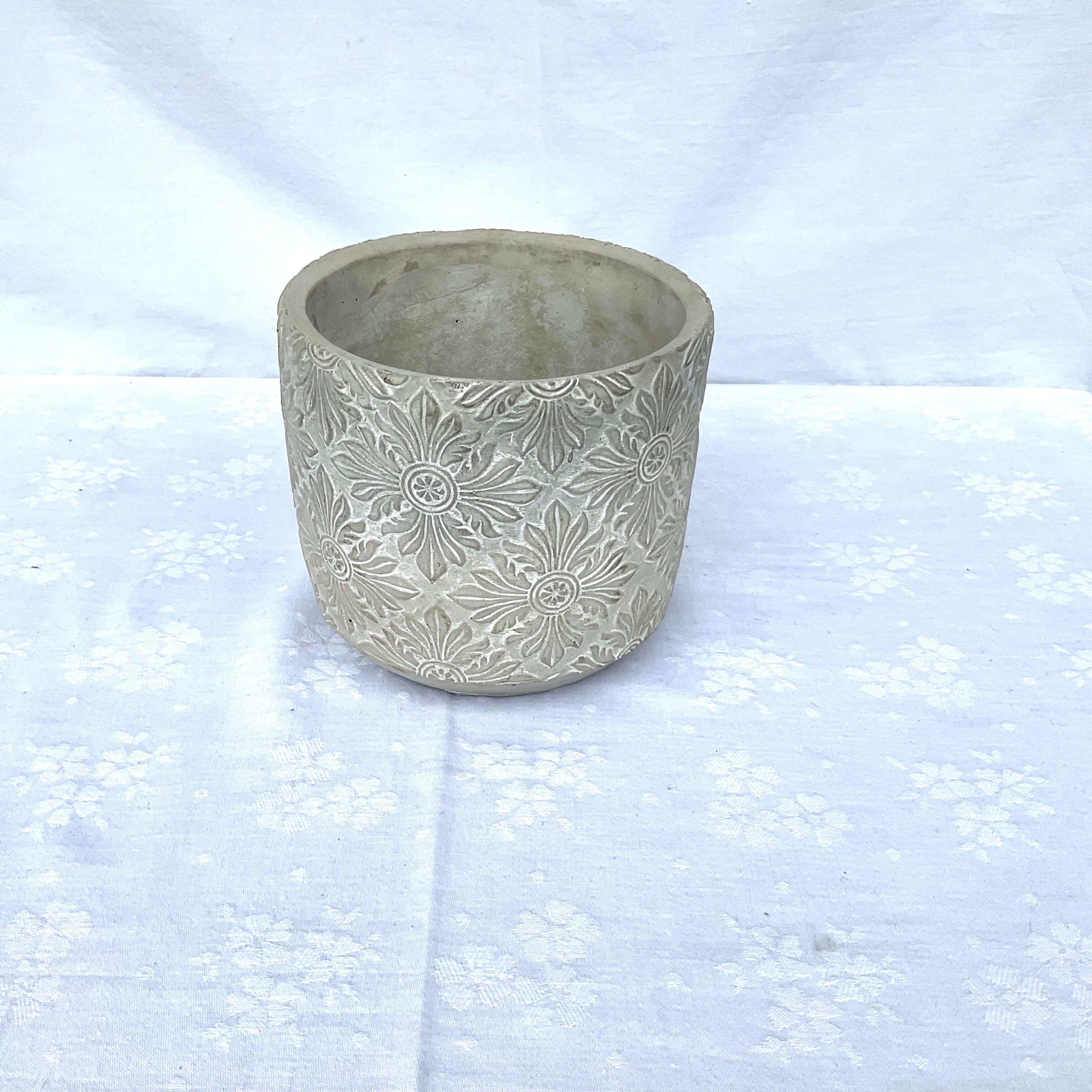 Cache-pot gray decoration in relief