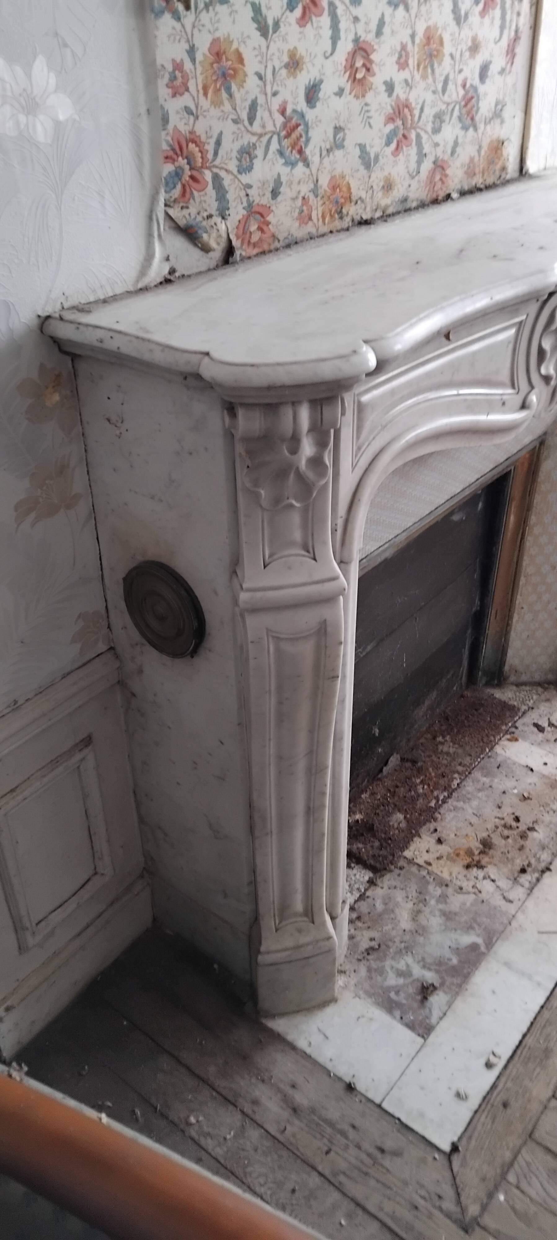Louis XV style fireplace in veined white Carrara marble and XI ceramics.