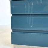 Ensemble de deux tables de chevet italiennes laquées bleues avec détails chromés