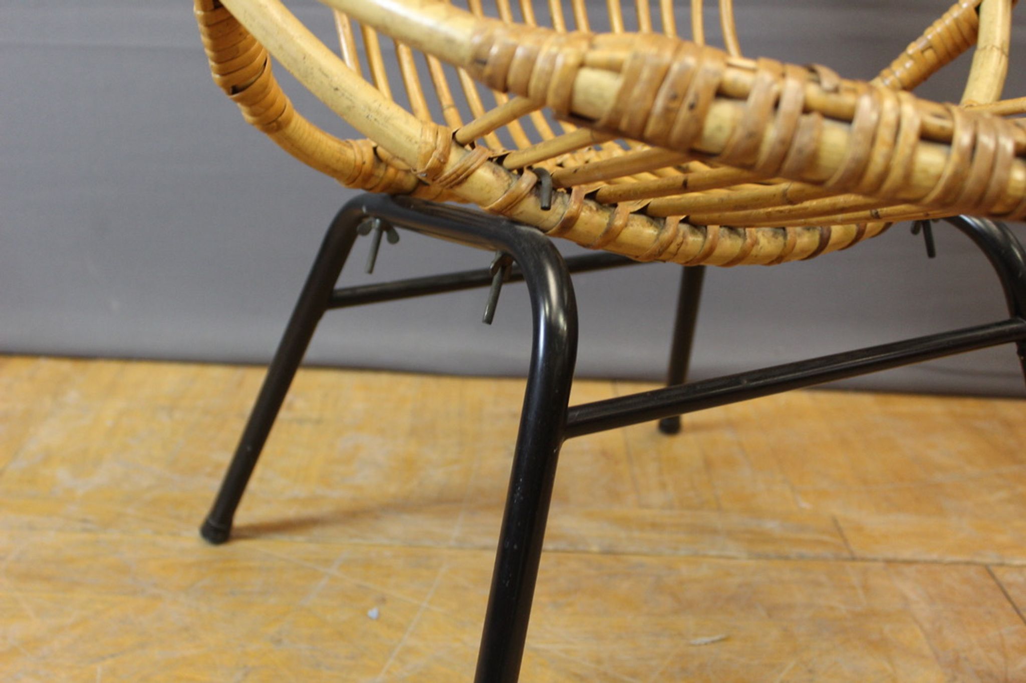 Living room in rattan and black lacquered iron by Rohe Noordwole circa 1950