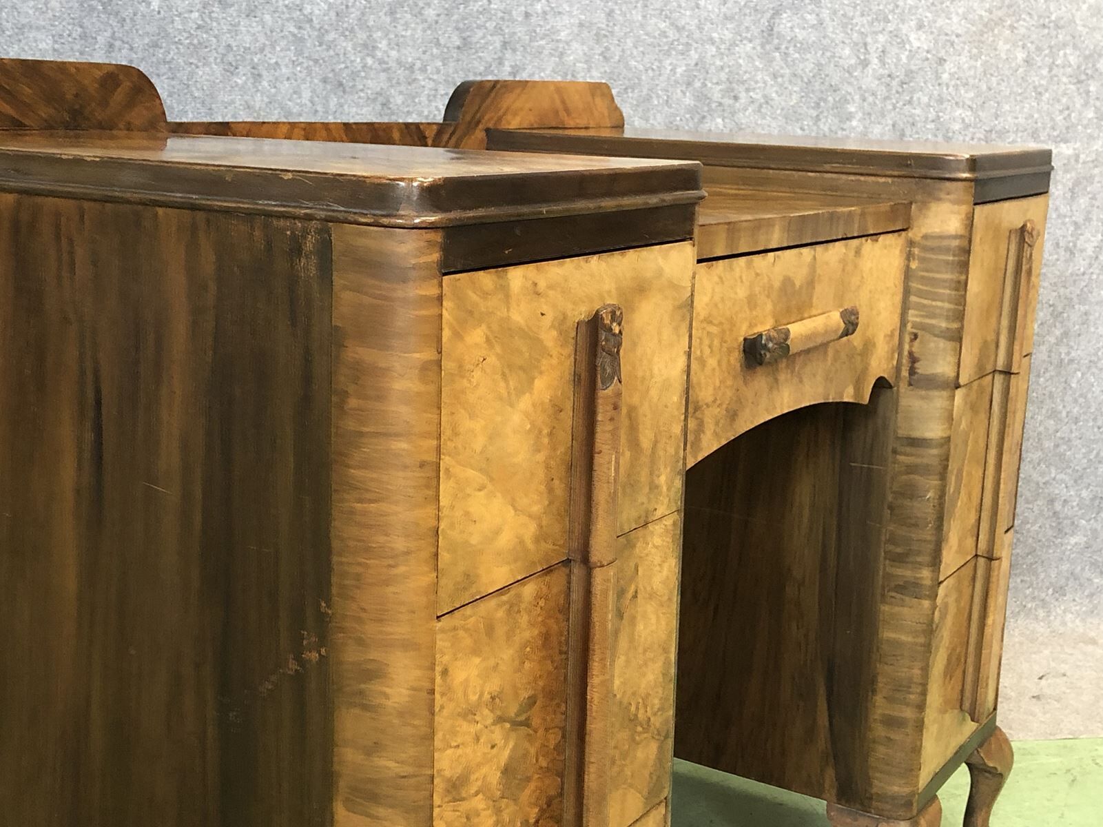 Bureau anglais Art déco en loupe de noyer