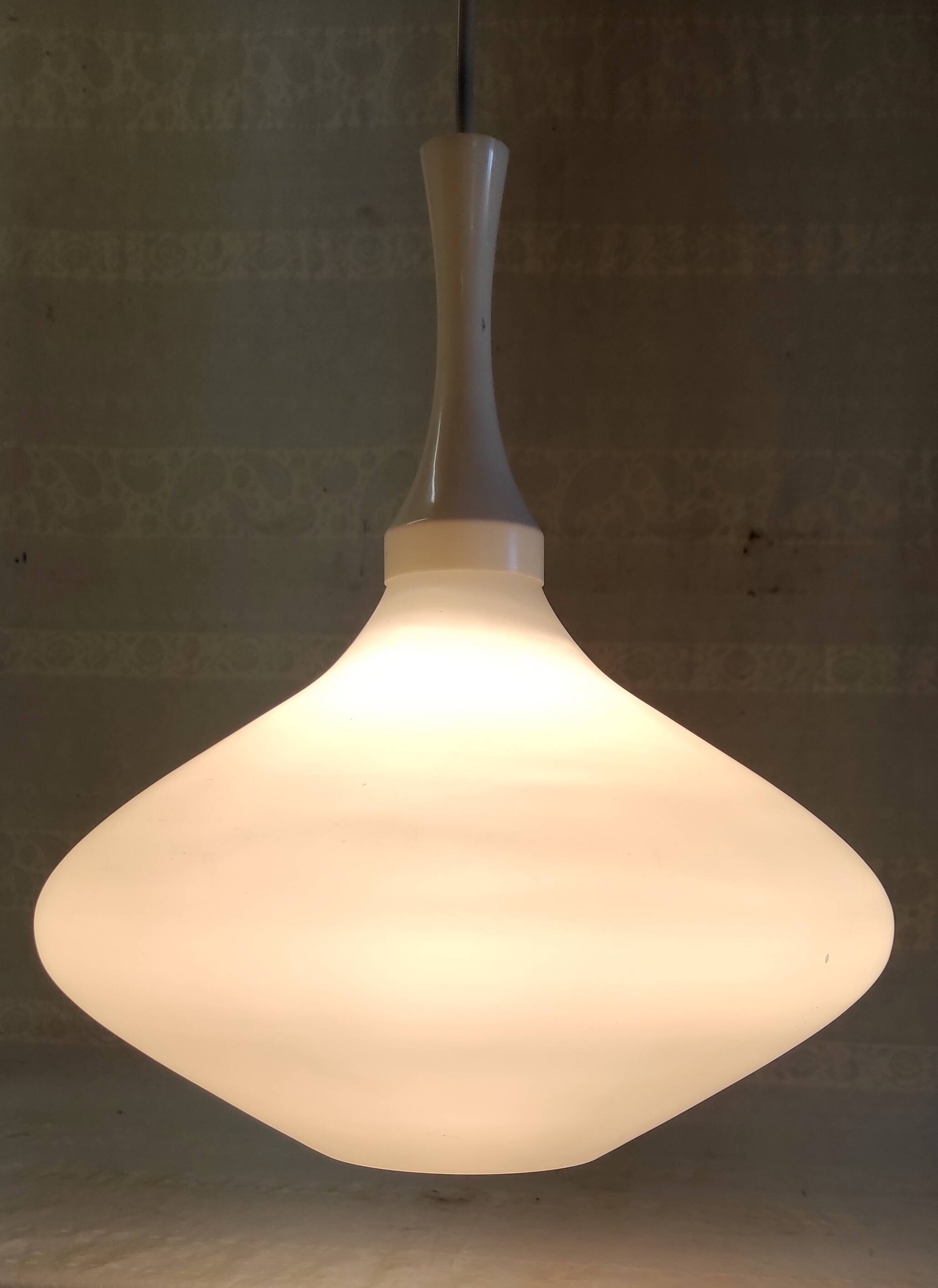 Suspension design en verre opalin - années 60/70