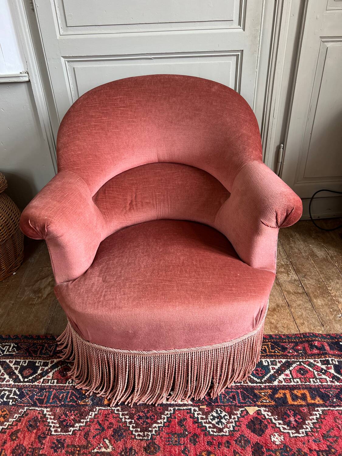 Pink velvet toad chair