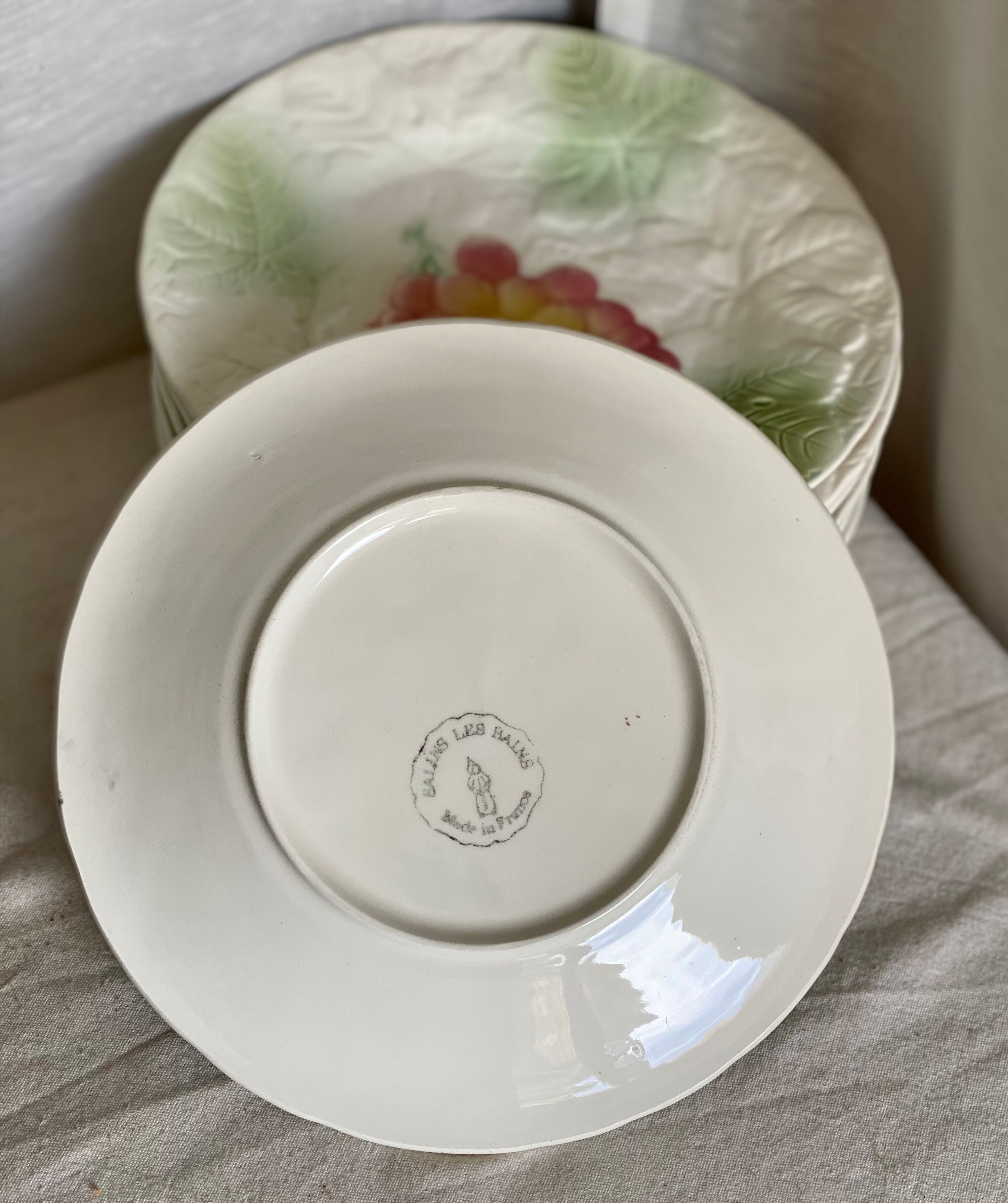 Service of 8 grape barbotine plates SALINS vintage 1970