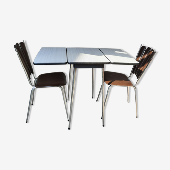 Table en formica et 2 chaises