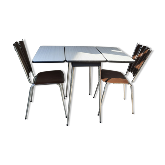 Table en formica et 2 chaises