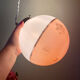 Suspension globe vintage en opaline blanche et rose