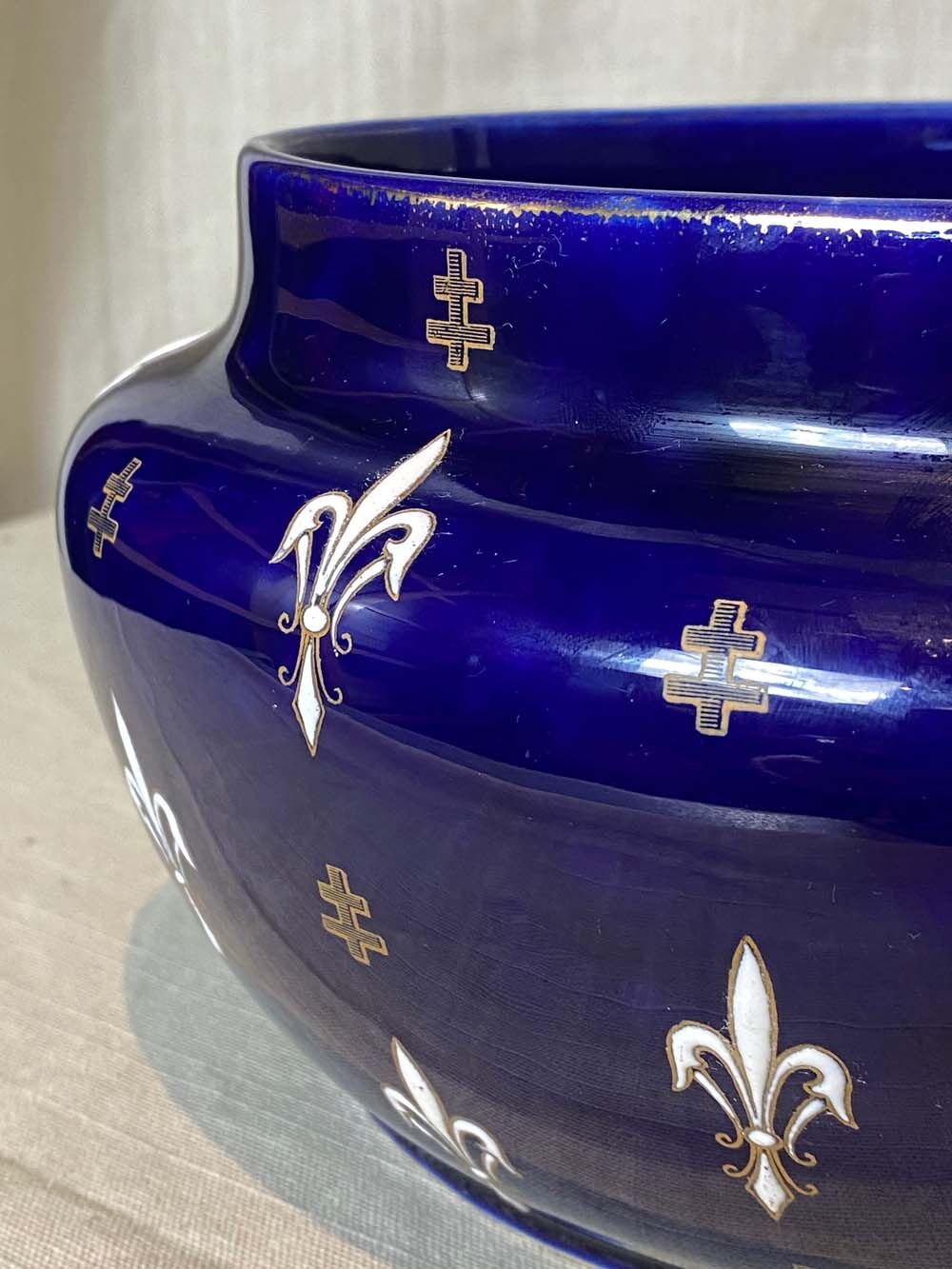 Planter signed Luneville K&G blue background