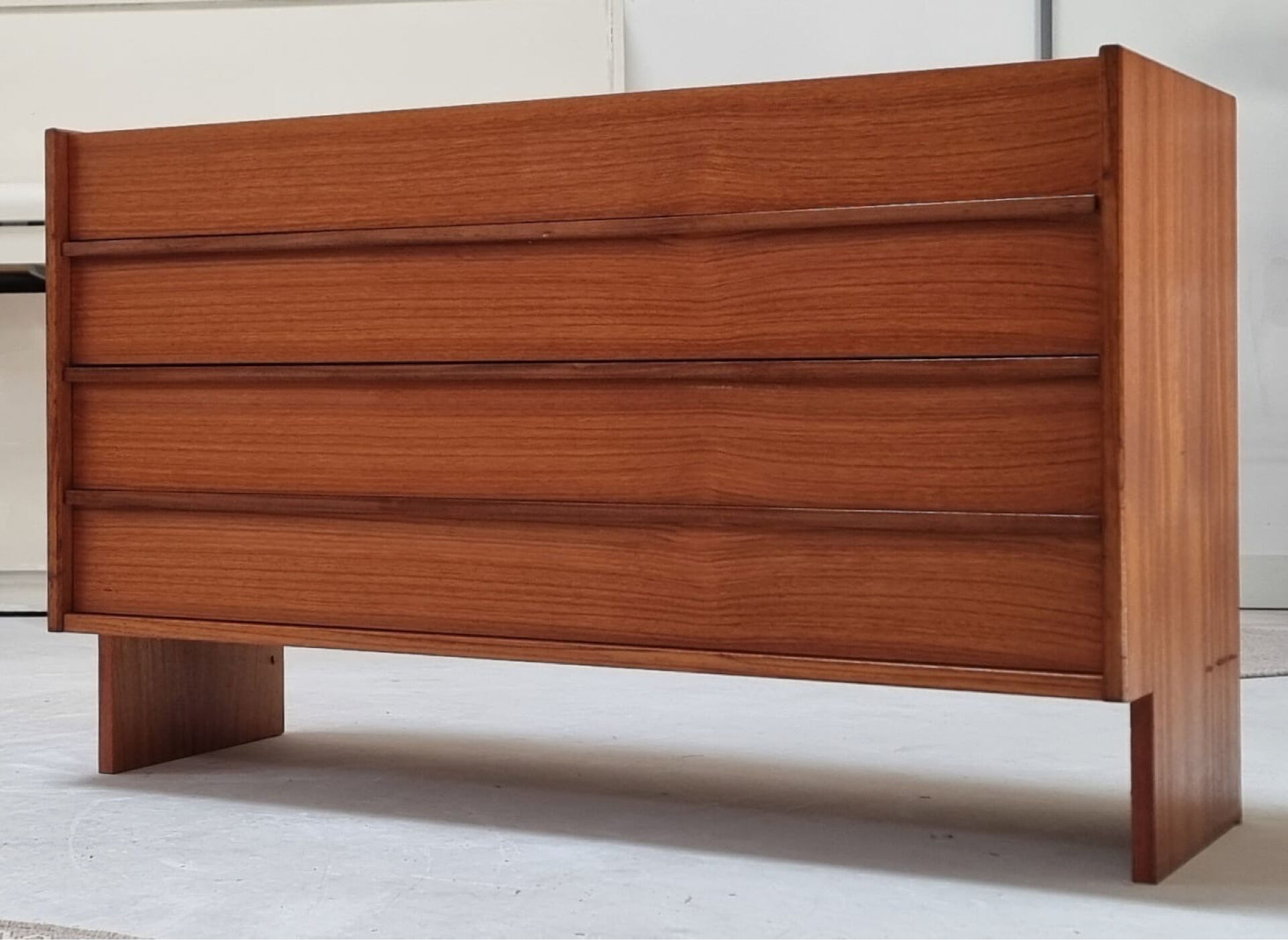 Mid-century chest of drawers