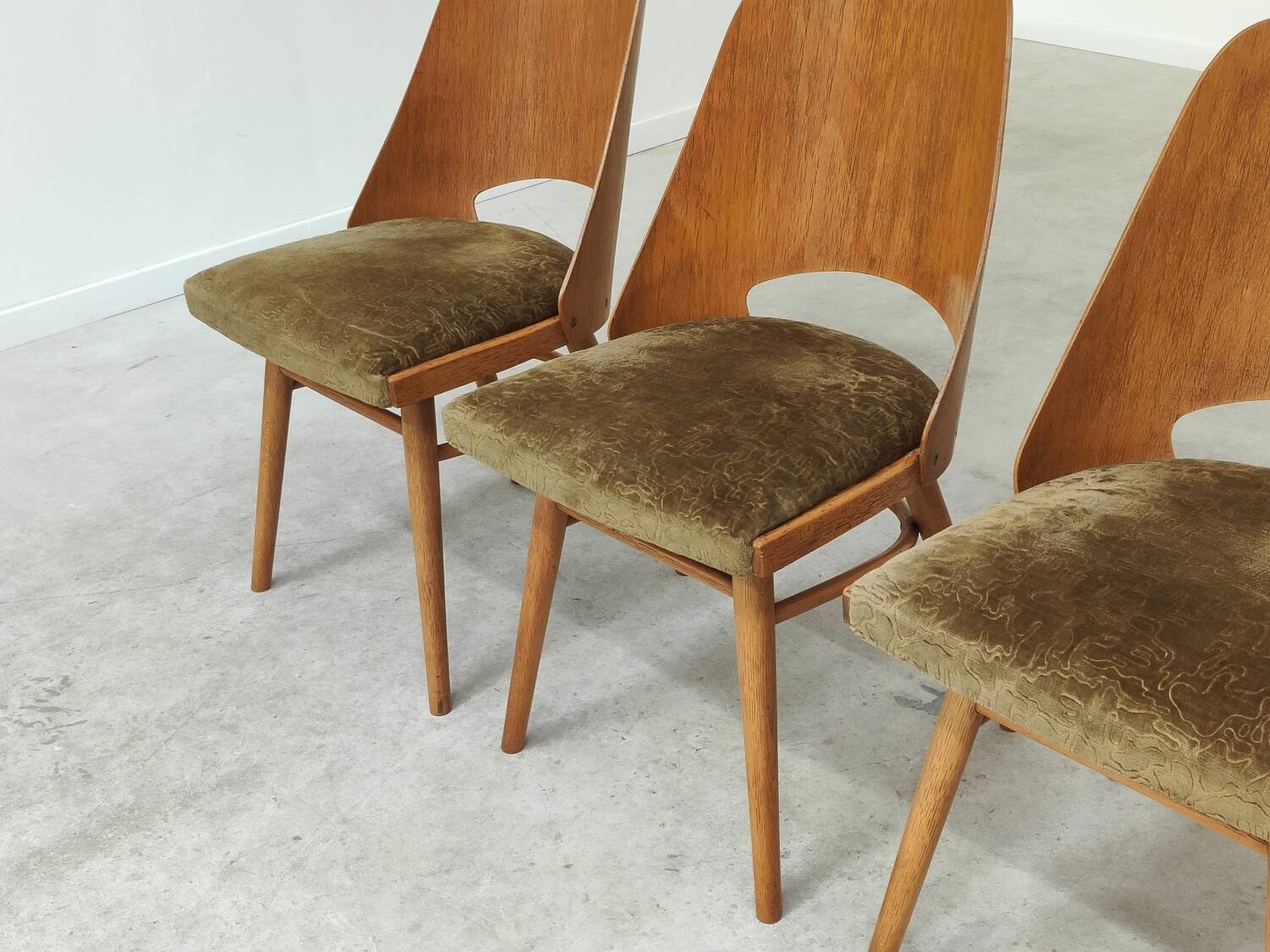 Set of 4 chairs model 514 by Radomir Hofman for Ton 1960