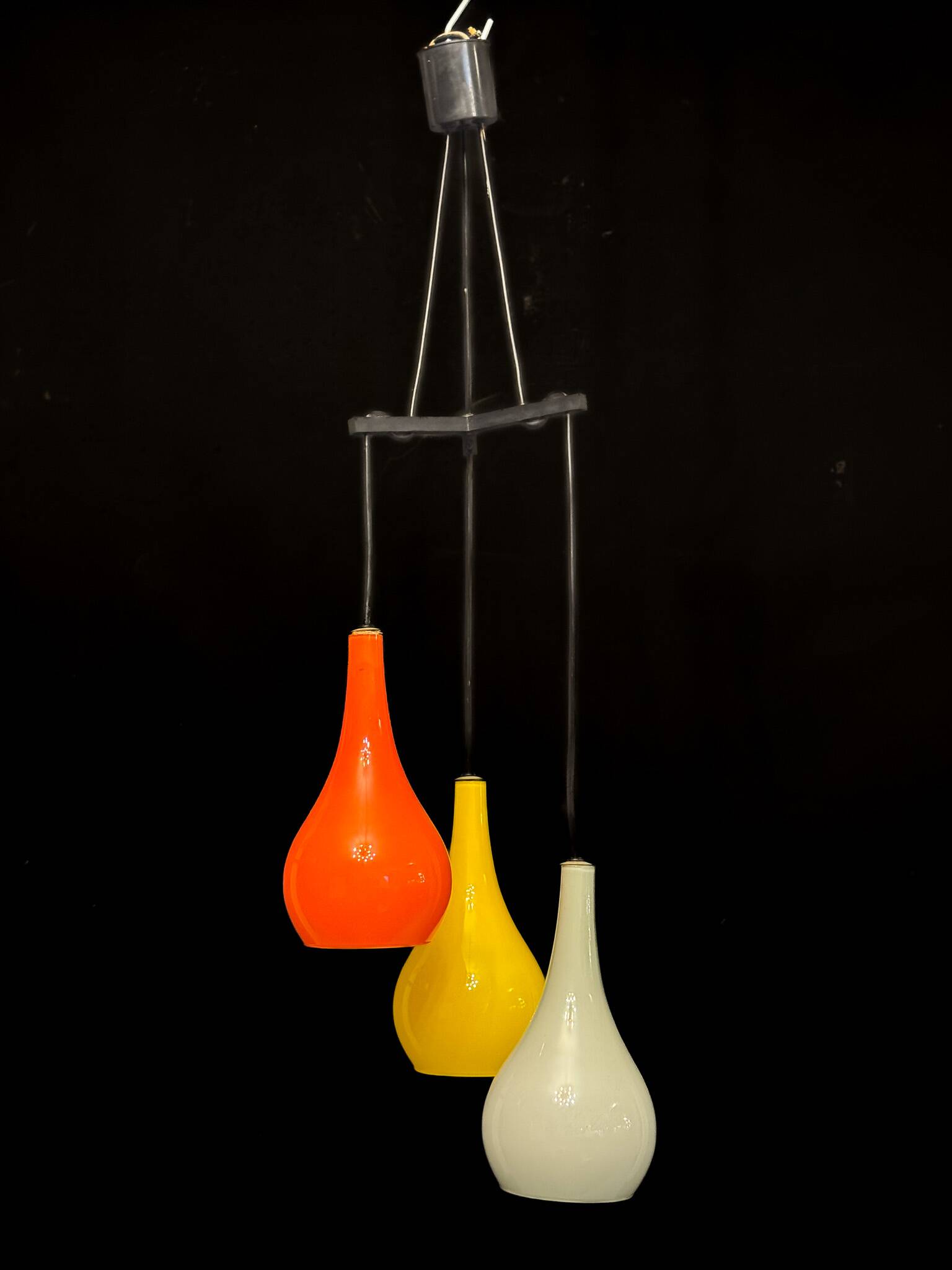 Suspension milieu du siècle avec abat-jour en verre Vistosi par Stilux Milano. Italie, années 1960.
