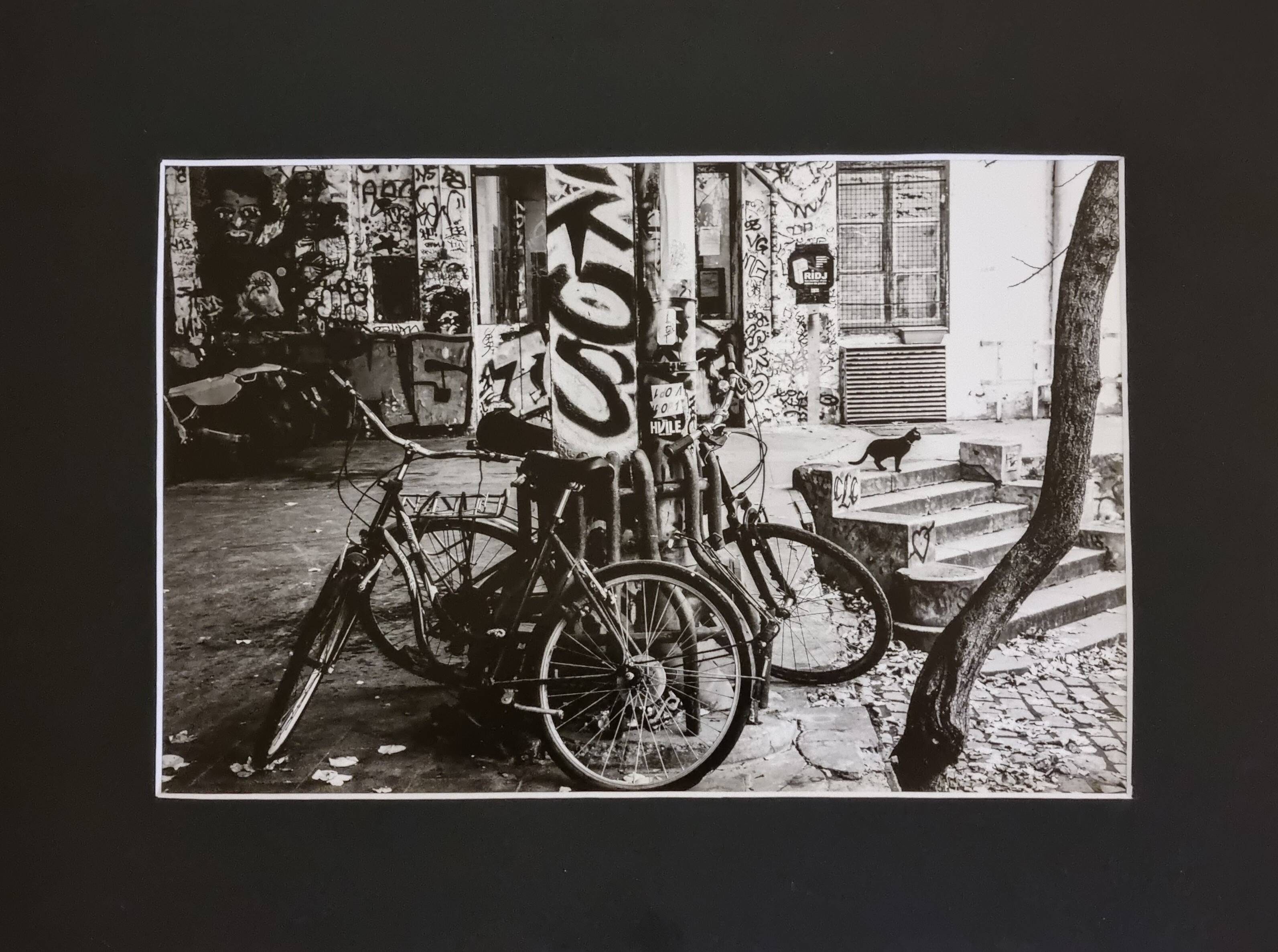 Urban scene with graffiti, vintage silver gelatin print, framed, 42 x 32 cm