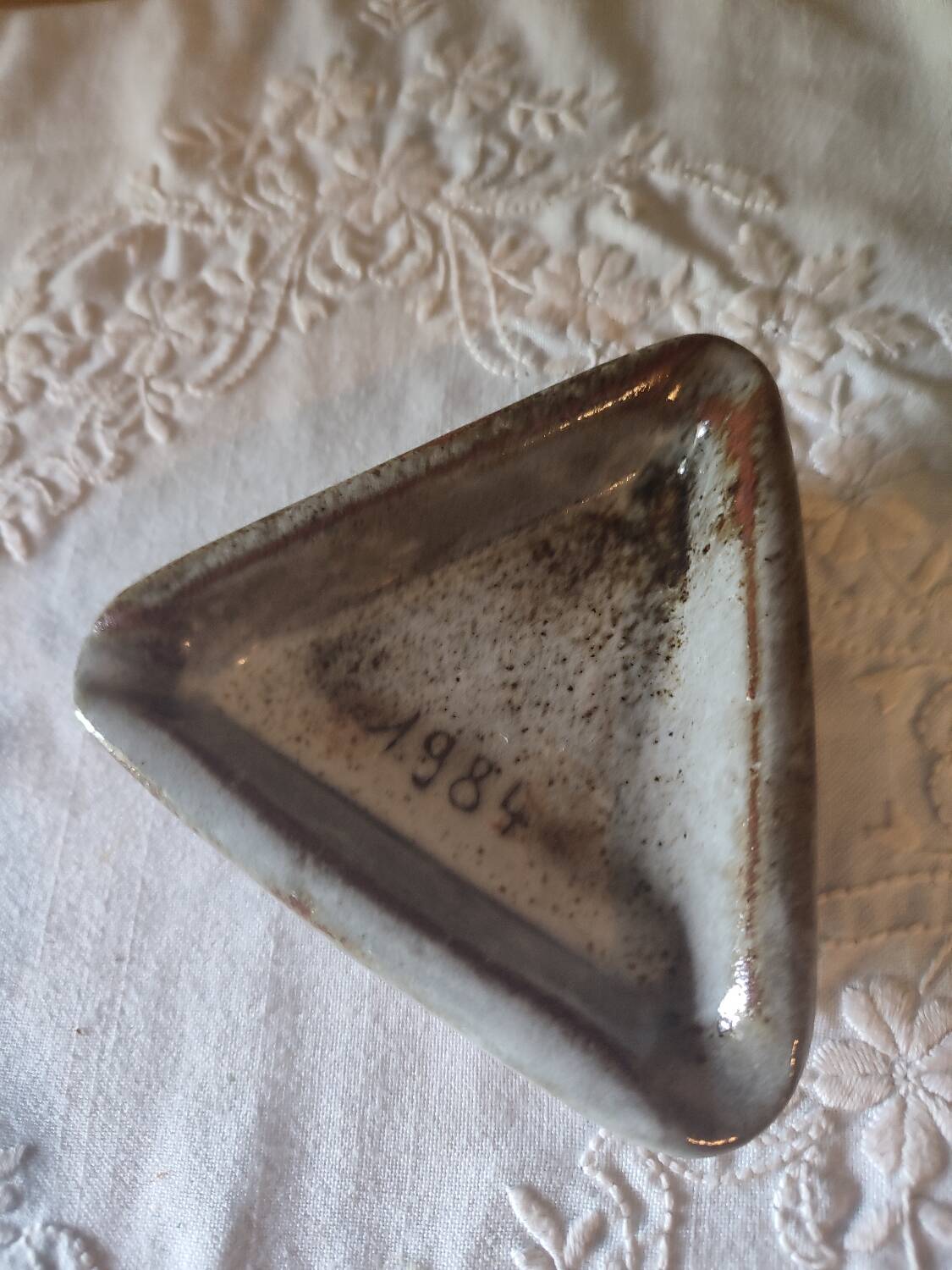 Cendrier triangle en Grès émaillé Chantal et Thierry Robert